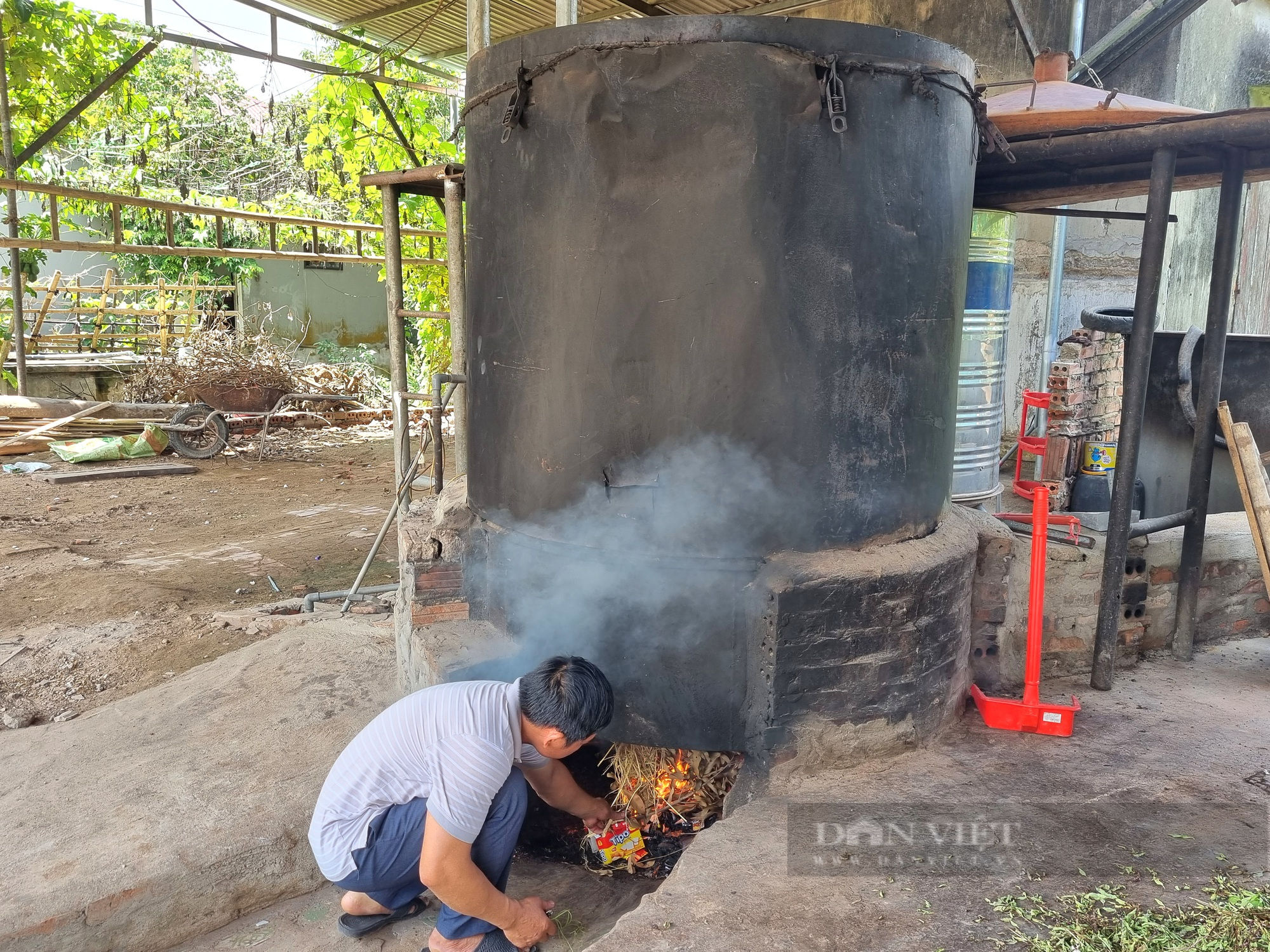Một nông dân Ninh Bình sản xuất tinh dầu húng quế, mùi già thu gần 500 triệu - Ảnh 8.