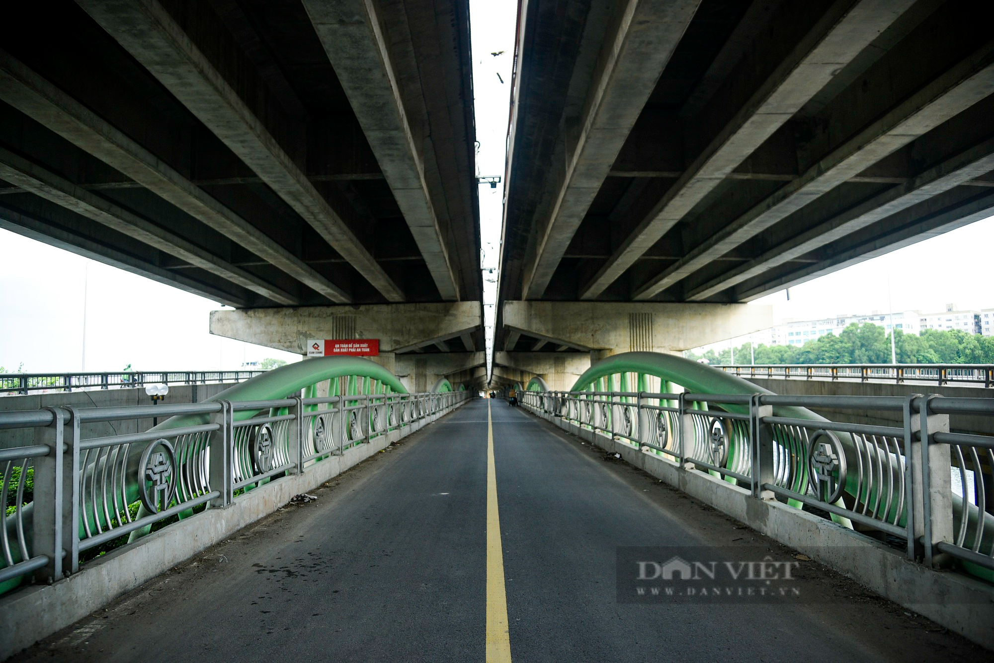 Hình ảnh mới nhất về cây cầu &quot;đi trước đón đầu&quot;, vắng người đi như chùa Bà đanh ở Hà Nội - Ảnh 3.
