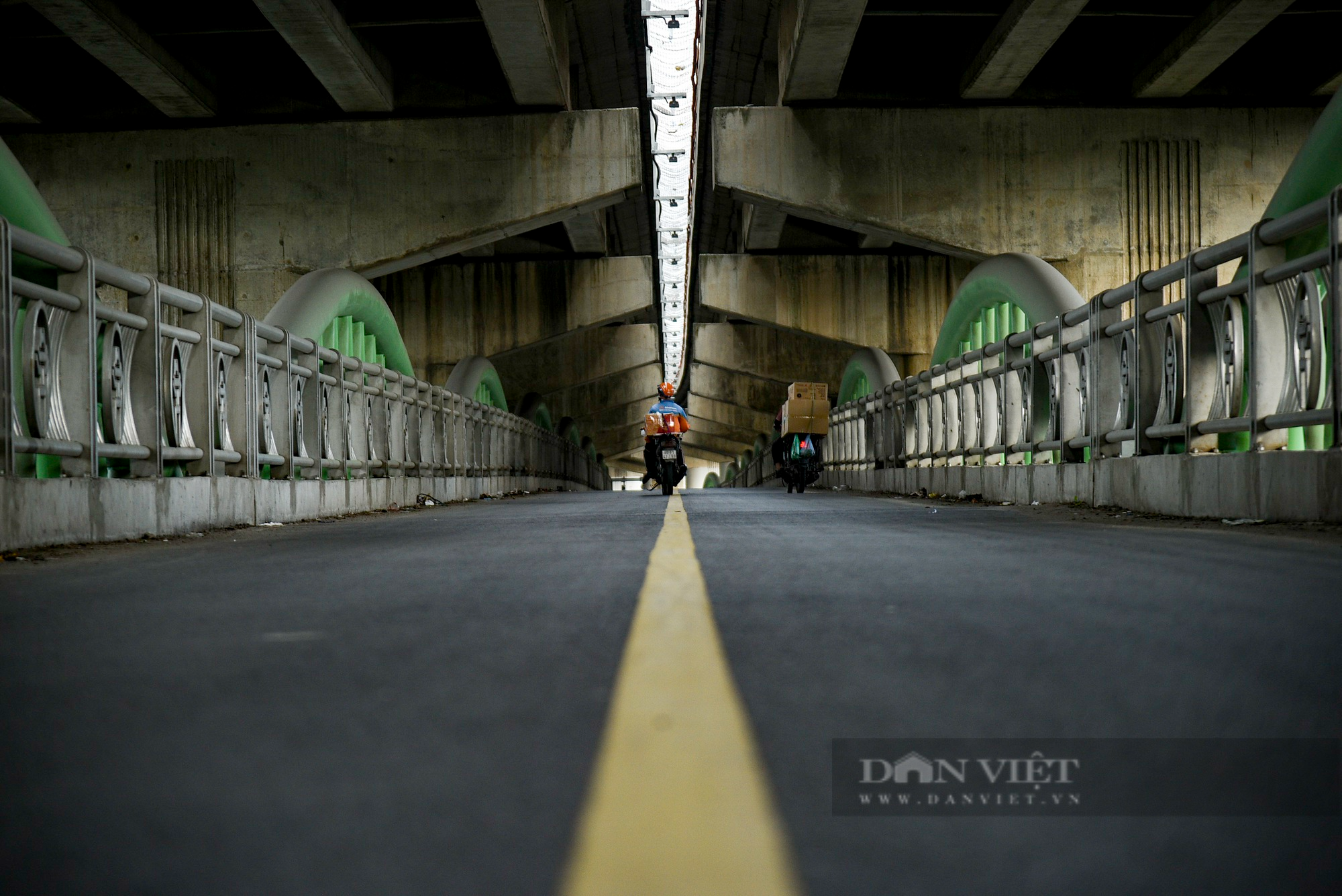 Hình ảnh mới nhất về cây cầu &quot;đi trước đón đầu&quot;, vắng người đi như chùa Bà đanh ở Hà Nội - Ảnh 5.