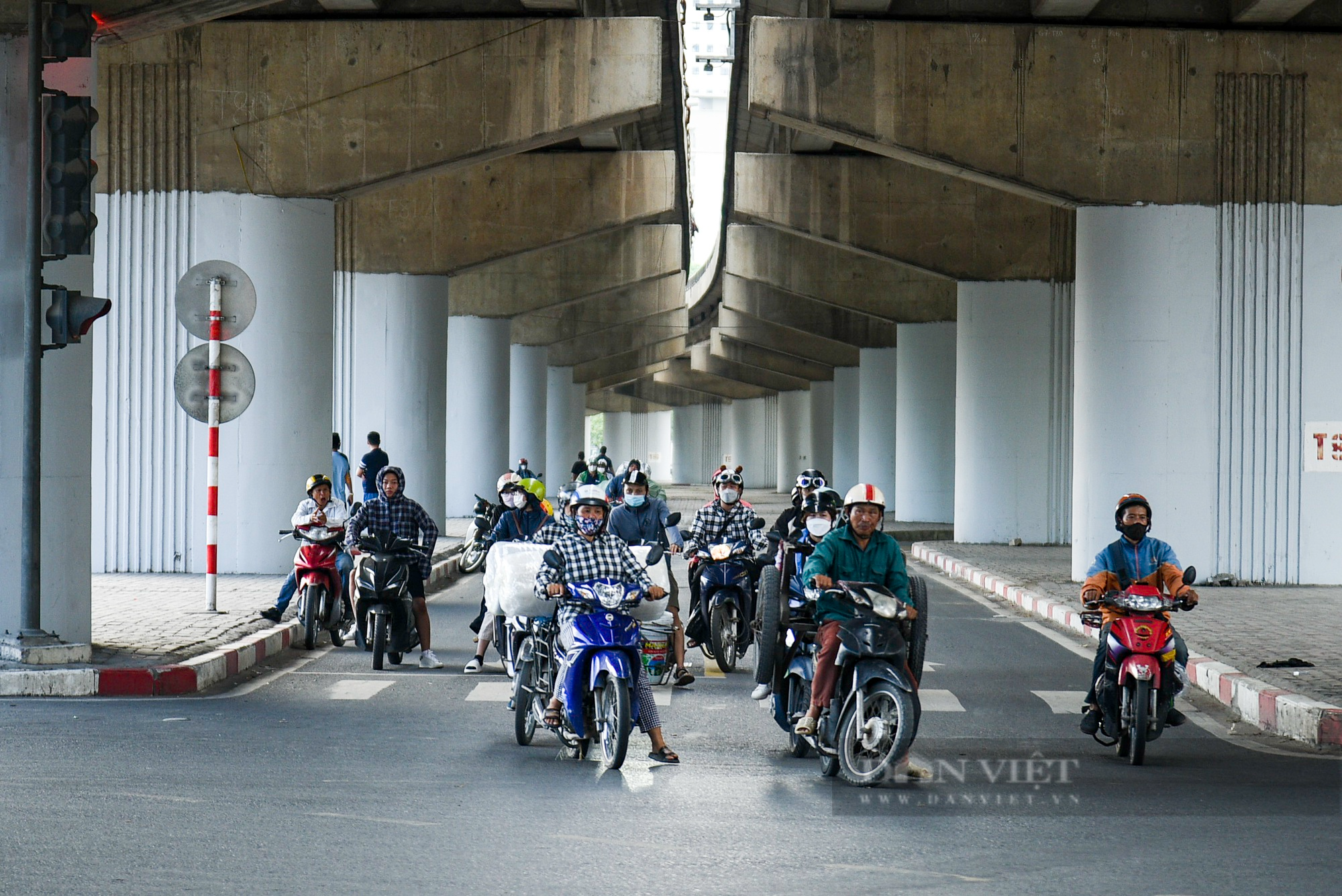 Hình ảnh mới nhất về cây cầu &quot;đi trước đón đầu&quot;, vắng người đi như chùa Bà đanh ở Hà Nội - Ảnh 9.