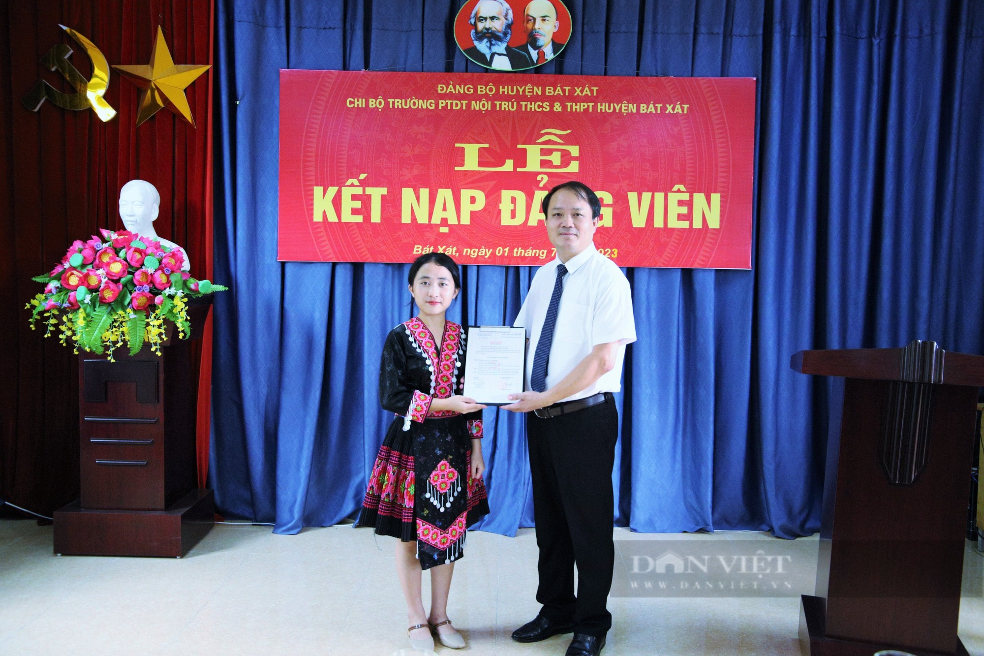 Cô học trò dân tộc Mông đầu tiên ở vùng quê nghèo Lào Cai được kết nạp Đảng sau khi hoàn thành kỳ thi THPT - Ảnh 2.