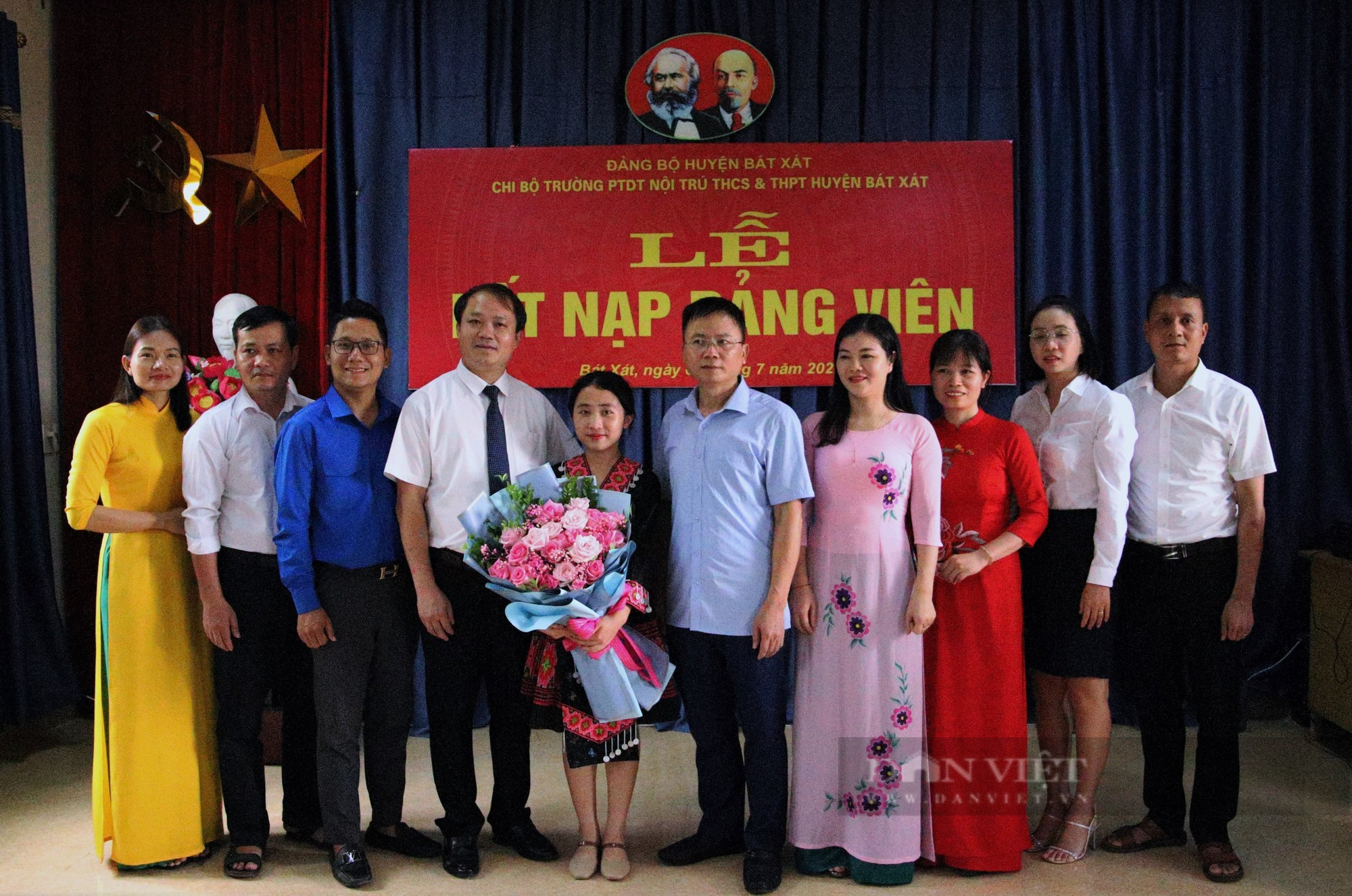 Cô học trò dân tộc Mông đầu tiên ở vùng quê nghèo Lào Cai được kết nạp Đảng sau khi hoàn thành kỳ thi THPT - Ảnh 3.