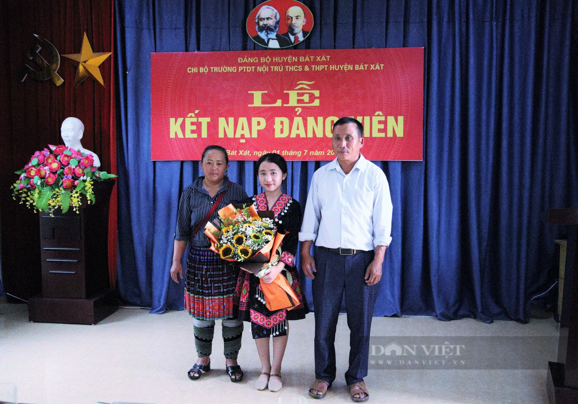 Cô học trò dân tộc Mông đầu tiên ở vùng quê nghèo Lào Cai được kết nạp Đảng sau khi hoàn thành kỳ thi THPT - Ảnh 4.