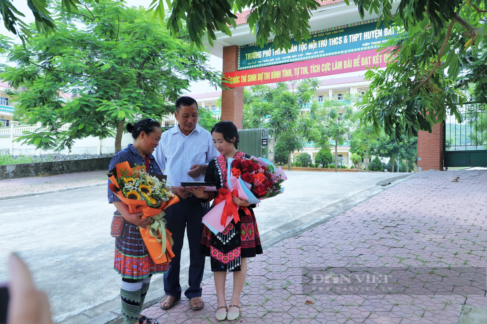 Cô học trò dân tộc Mông đầu tiên ở vùng quê nghèo Lào Cai được kết nạp Đảng sau khi hoàn thành kỳ thi THPT - Ảnh 5.