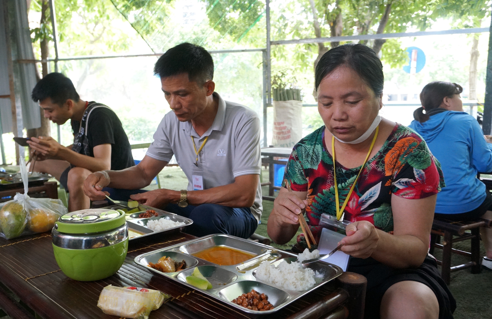 Nghĩa tình trong từng suất cơm miễn phí tặng bệnh nhân nghèo - Ảnh 15.