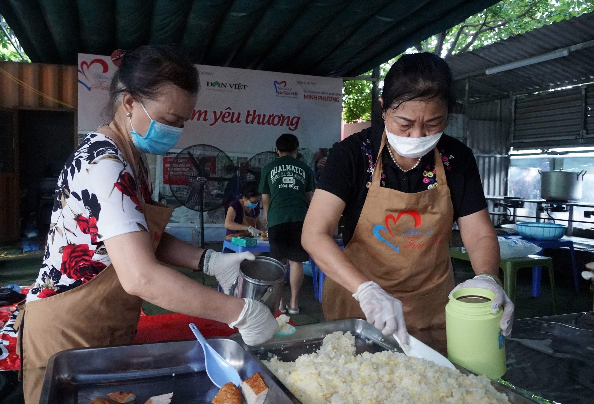 Nghĩa tình trong từng suất cơm miễn phí tặng bệnh nhân nghèo - Ảnh 5.