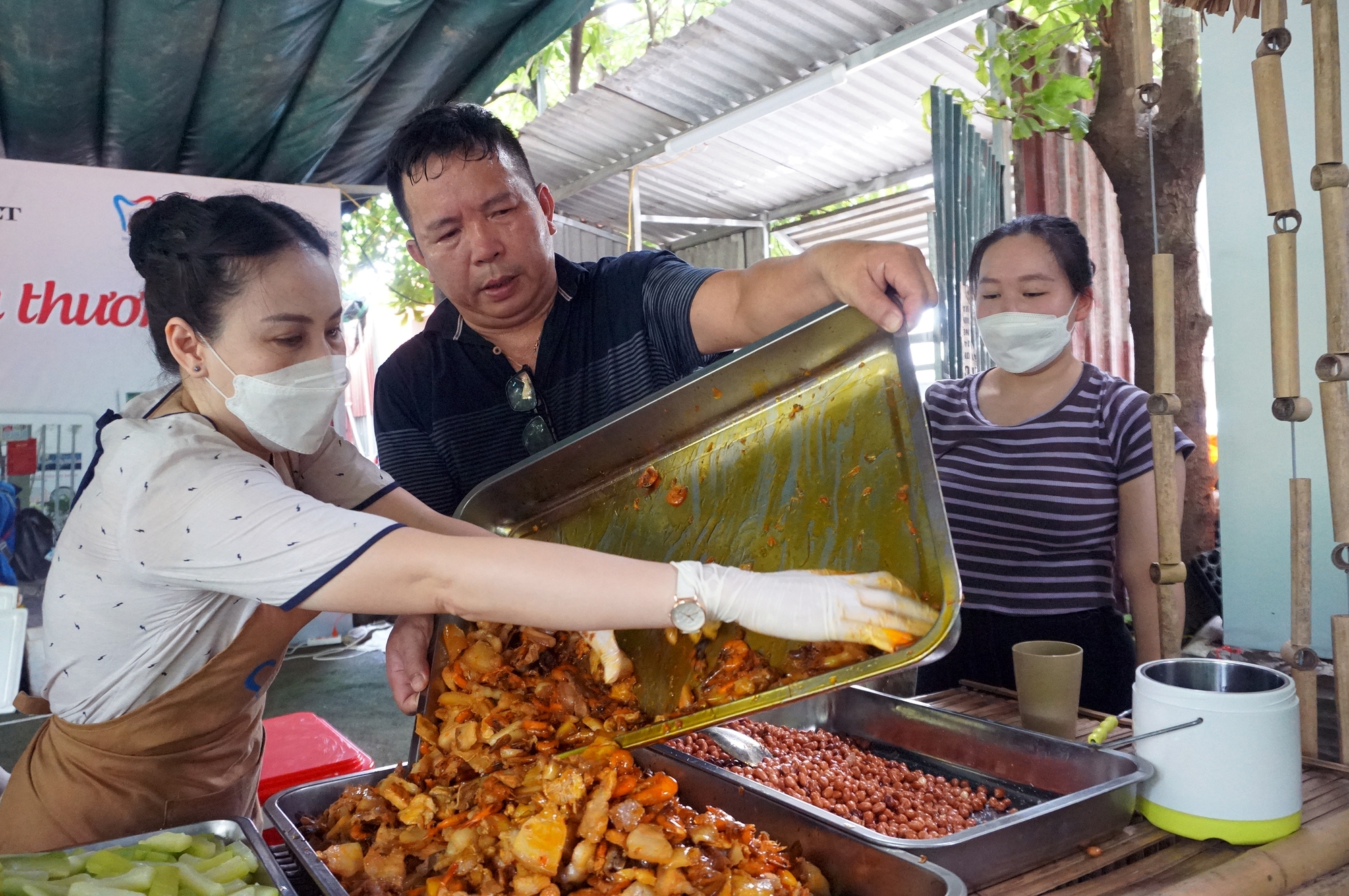 Nghĩa tình trong từng suất cơm miễn phí tặng bệnh nhân nghèo - Ảnh 11.