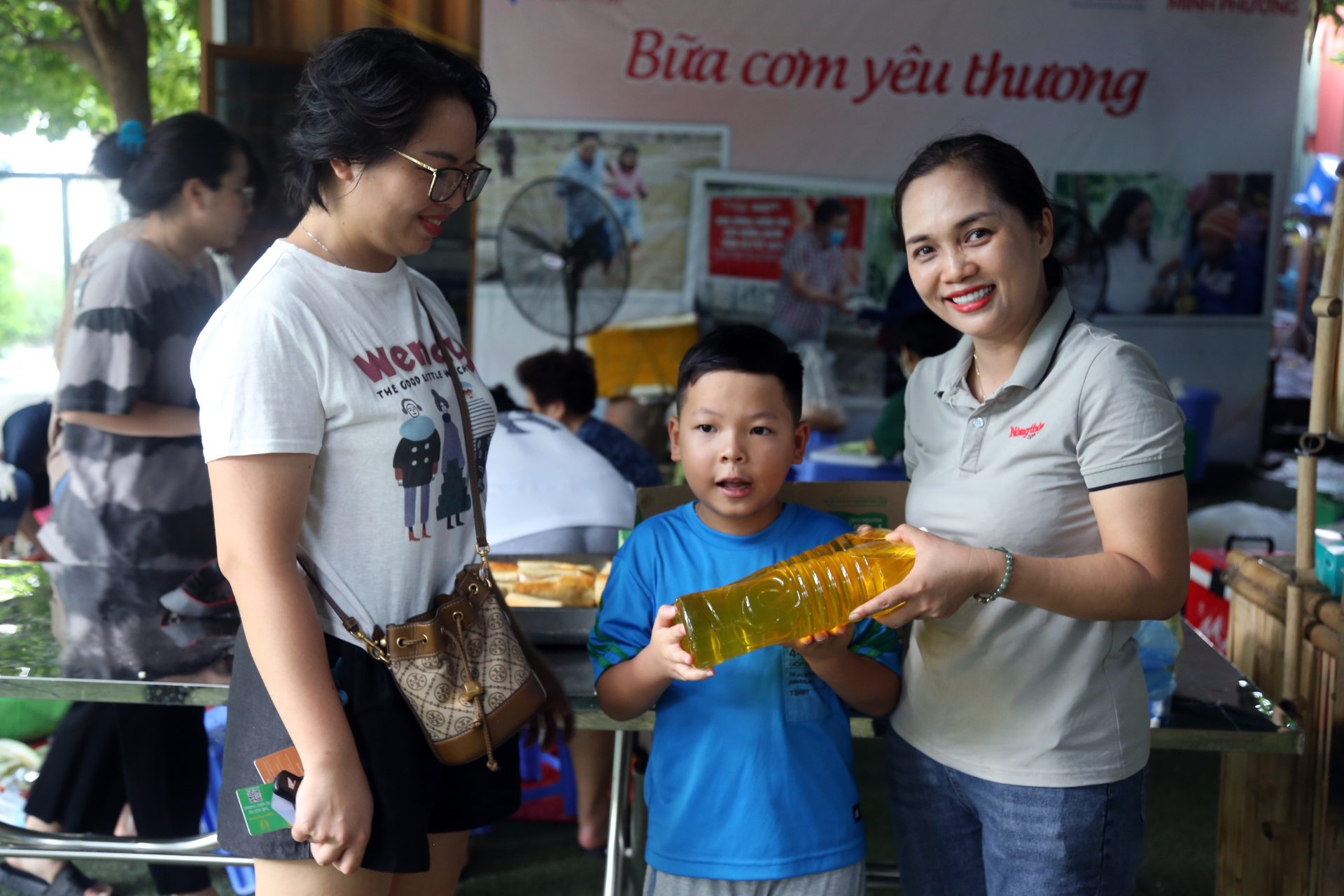 Nghĩa tình trong từng suất cơm miễn phí tặng bệnh nhân nghèo - Ảnh 2.