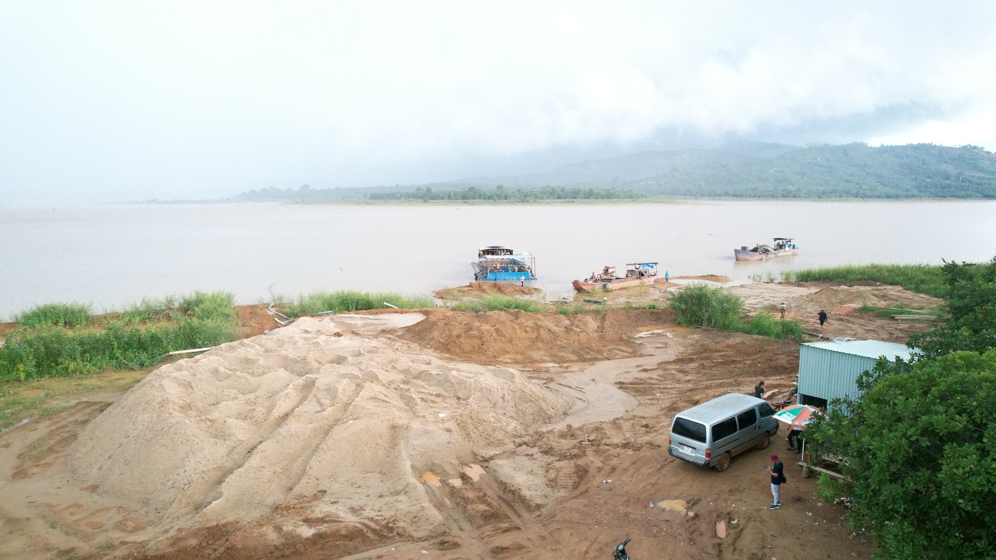 Phát hiện nhóm “cát tặc” khai thác cát trái phép trên sông Sê San giữa ban ngày - Ảnh 2.
