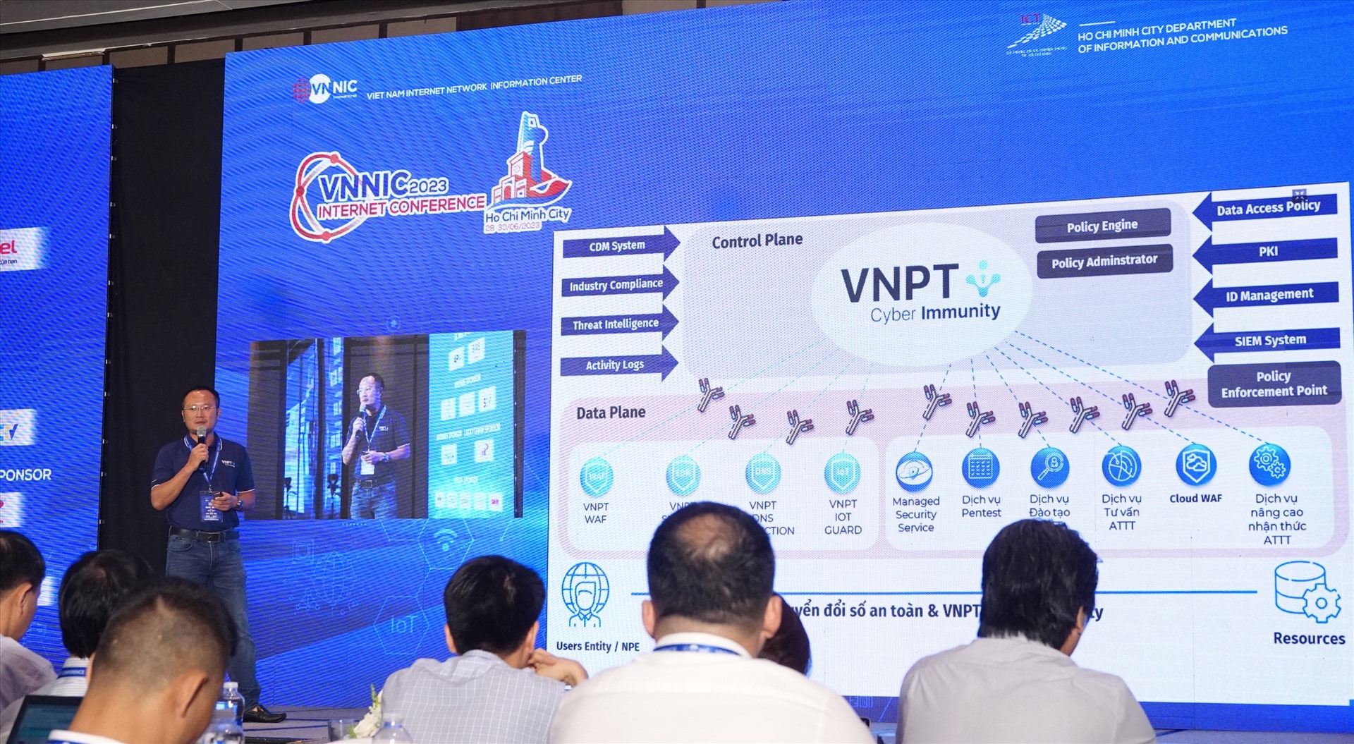 Việt Nam đưa internet cáp quang đến 100% thôn, xóm vào năm 2025 - Ảnh 1.