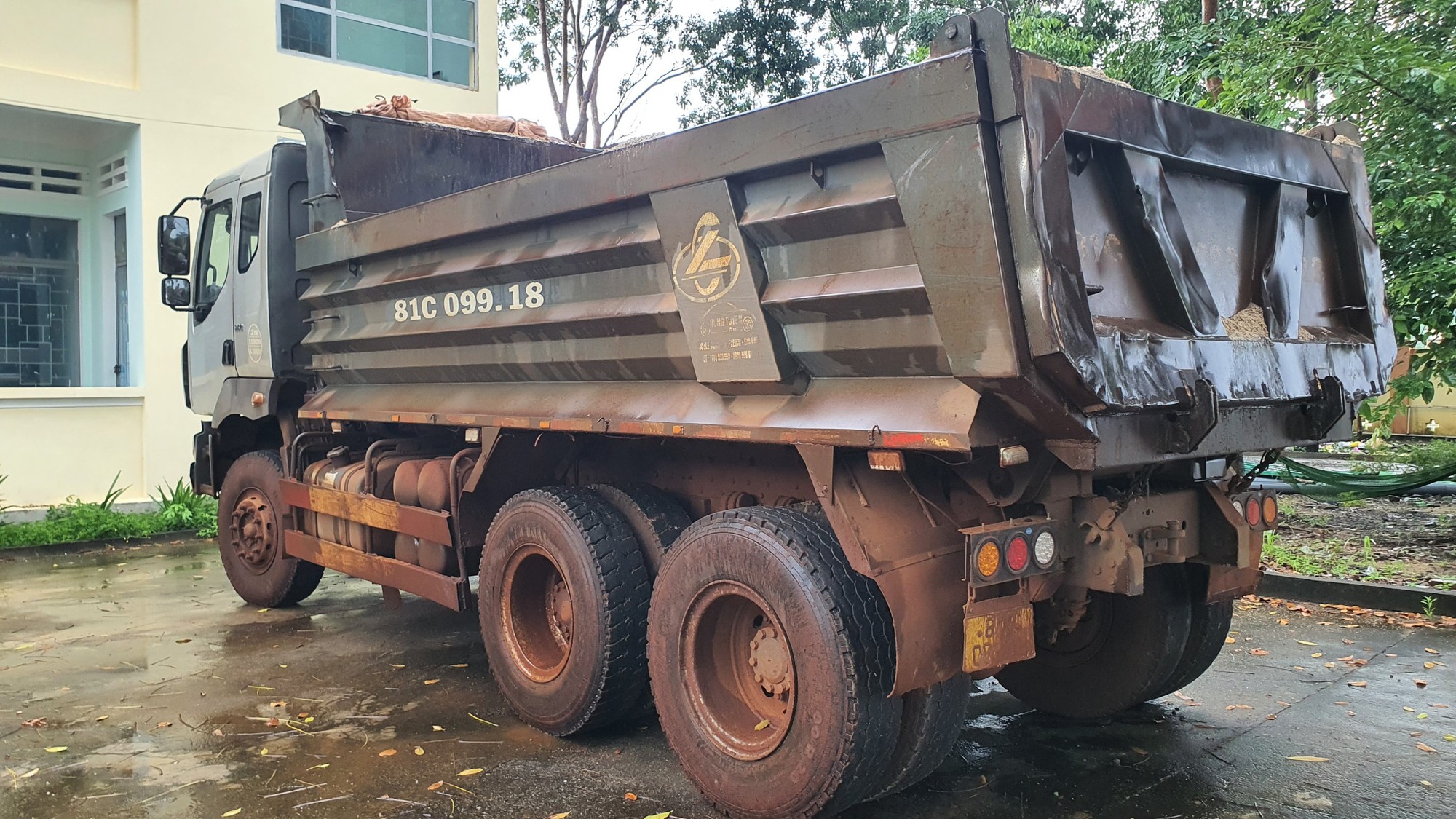 Phát hiện nhóm “cát tặc” khai thác cát trái phép trên sông Sê San giữa ban ngày - Ảnh 4.