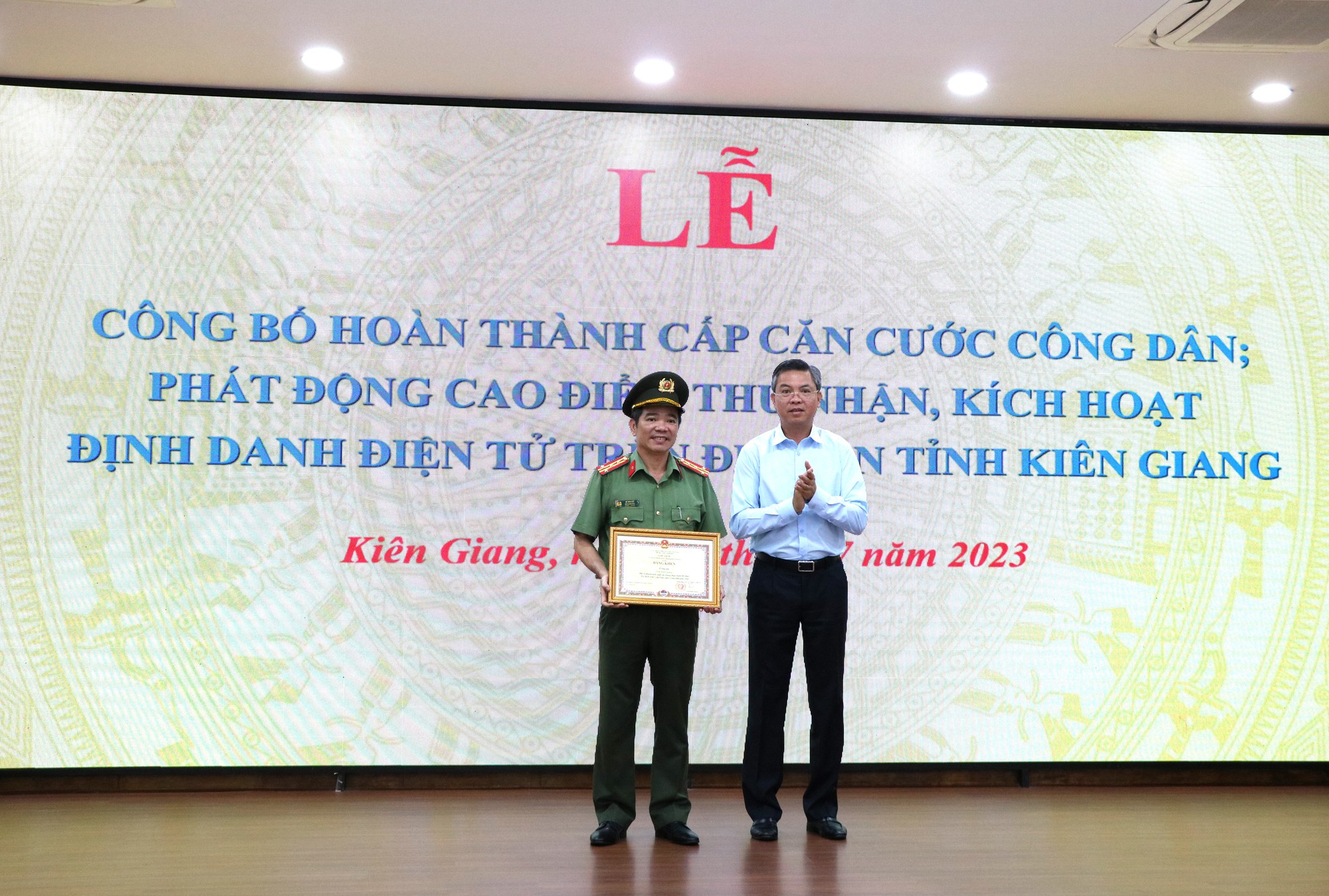 Kiên Giang công bố hoàn thành chỉ tiêu cấp 100% CCCD - Ảnh 2.