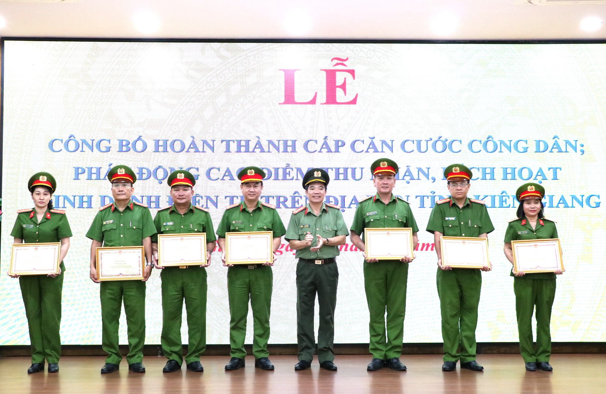 Kiên Giang công bố hoàn thành chỉ tiêu cấp 100% CCCD - Ảnh 3.