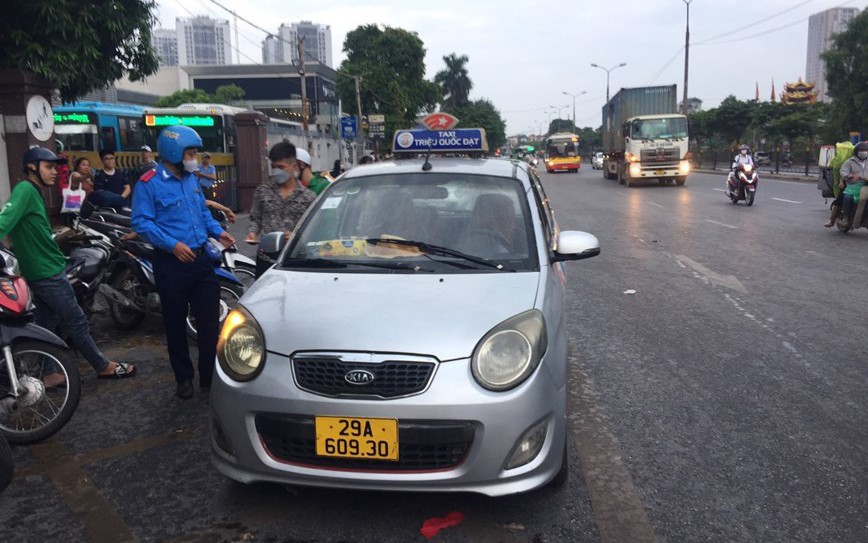 Thanh tra giao thông Hà Nội xử nghiêm, phạt nặng xe taxi dừng đỗ bừa bãi
