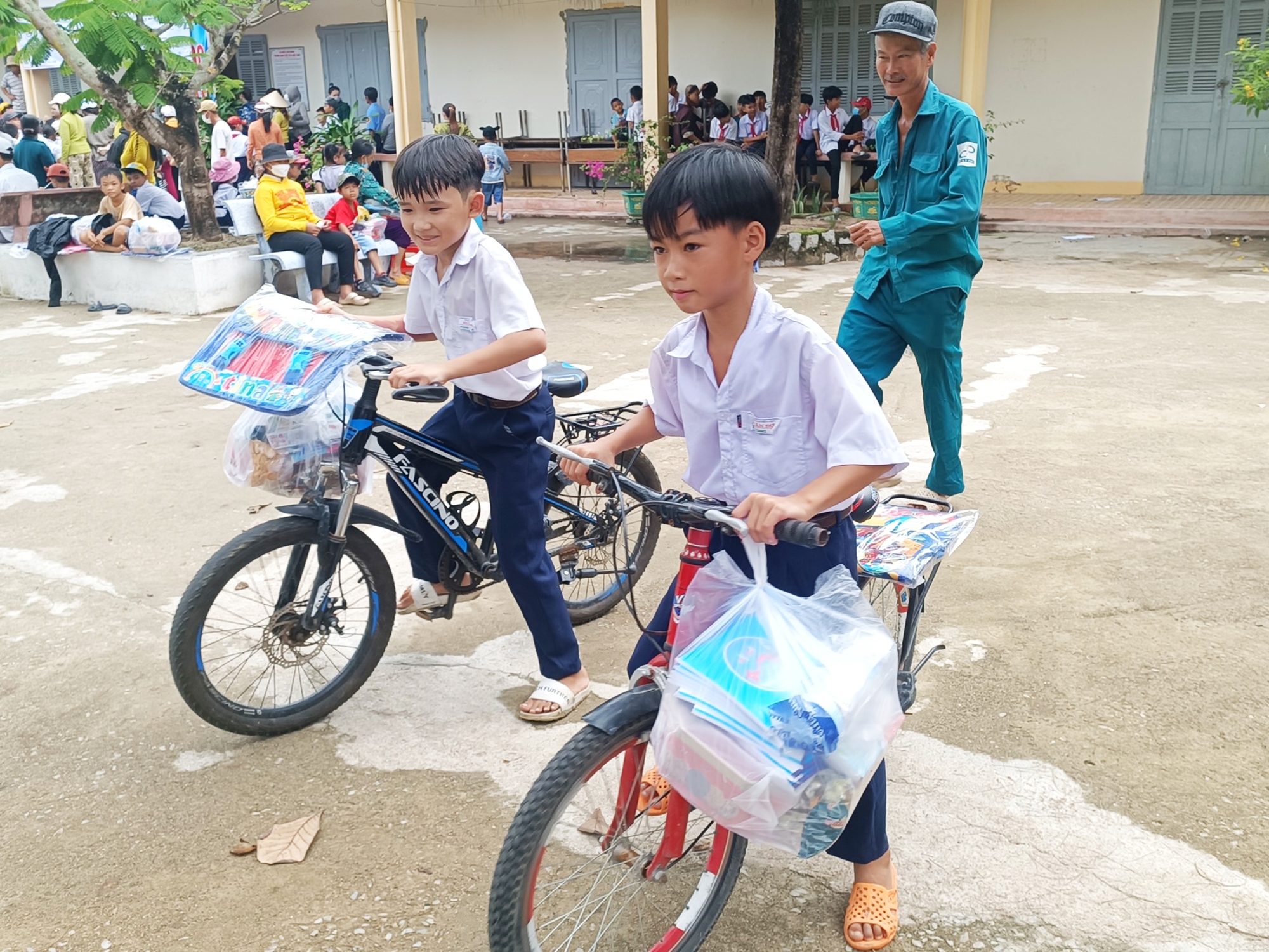 Khánh Hòa: Trao tặng 1.496 suất quà cho người dân khó khăn - Ảnh 1.