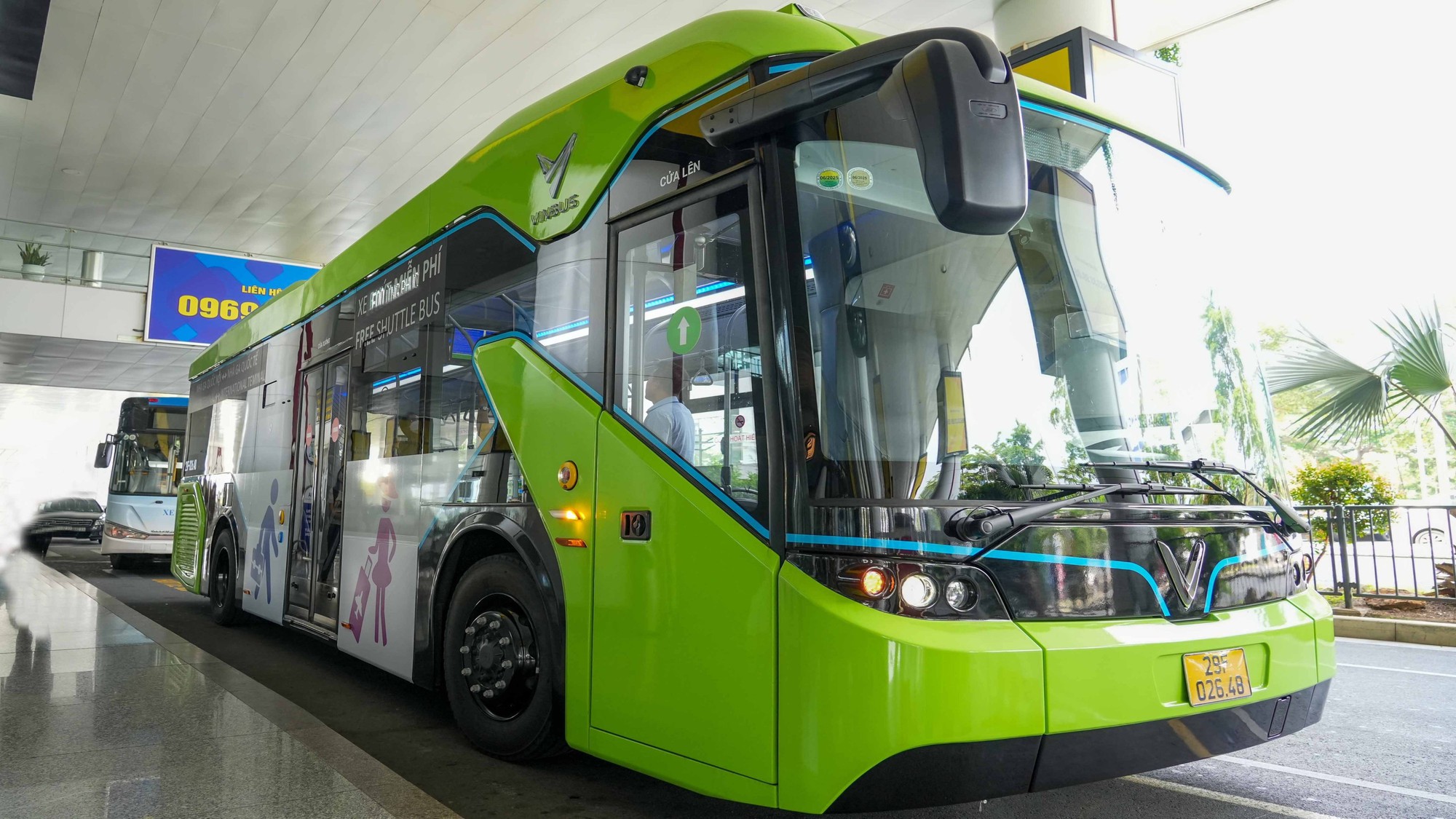 Sân bay Nội Bài chính thức có xe buýt điện nối ga quốc nội với ga quốc tế - Ảnh 1.
