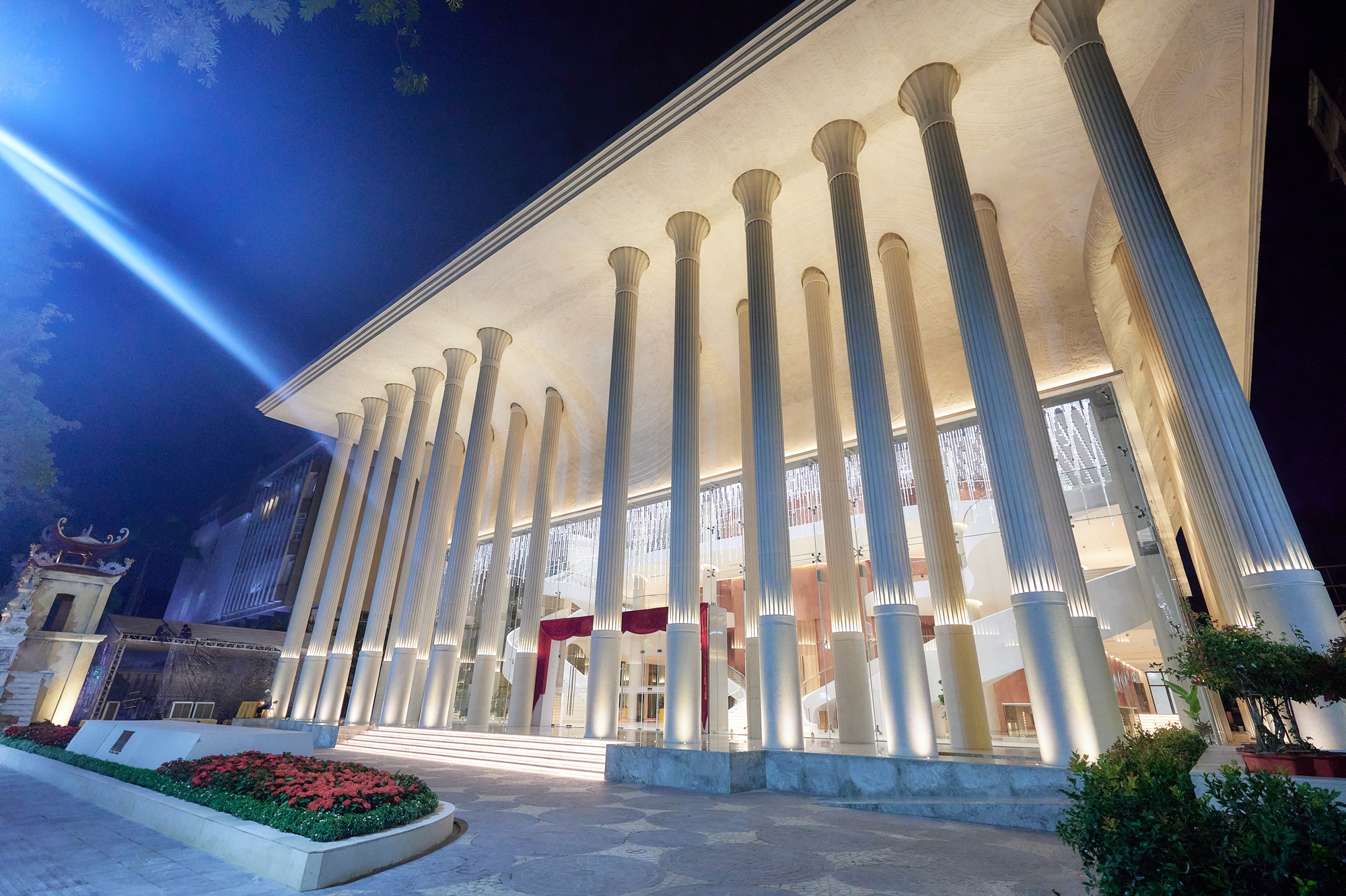 Cận cảnh Nhà hát Hồ Gươm với kiến trúc sang trọng và lộng lẫy từ 52 cột đá nguyên khối - Ảnh 13.