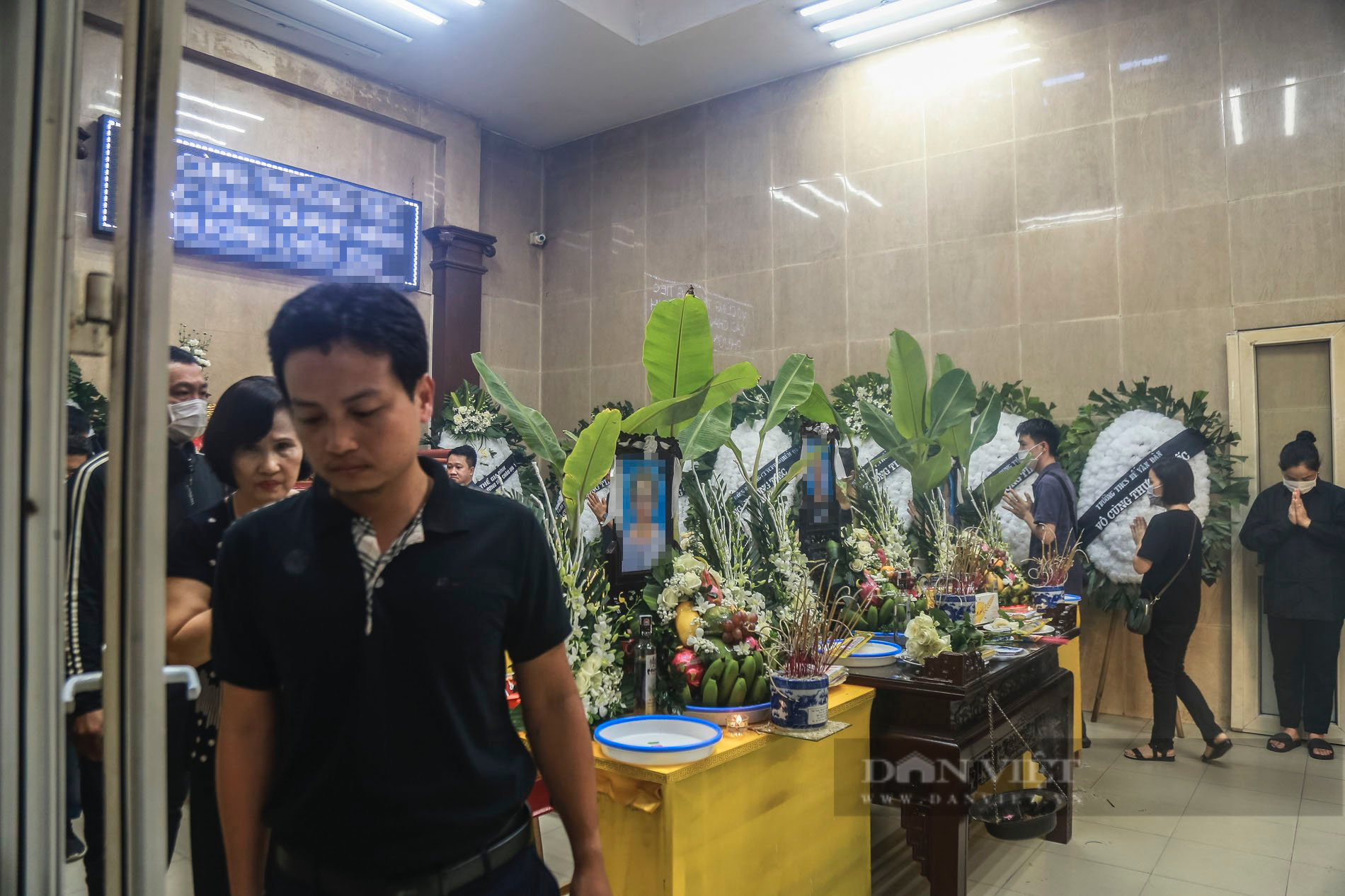 Đẫm nước mắt đám tang 3 chị em trong gia đình tử vong sau vụ cháy ở ngõ Thổ Quan, Hà Nội - Ảnh 1.