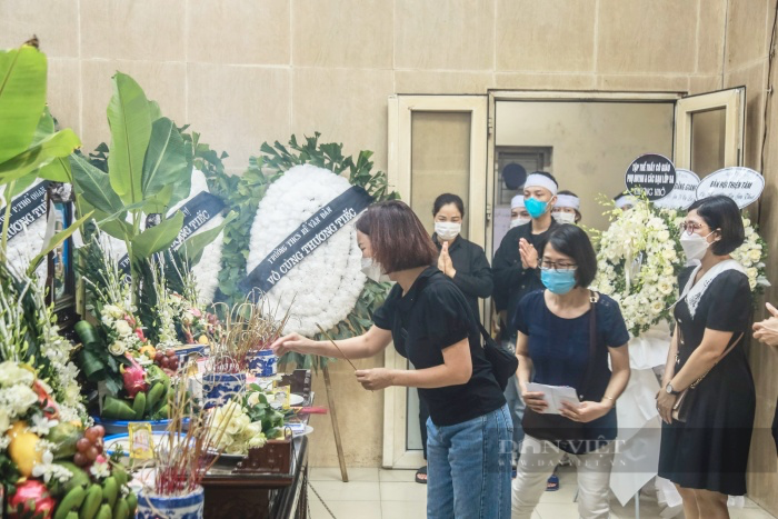 Đẫm nước mắt đám tang 3 chị em trong gia đình tử vong sau vụ cháy ở ngõ Thổ Quan, Hà Nội - Ảnh 2.