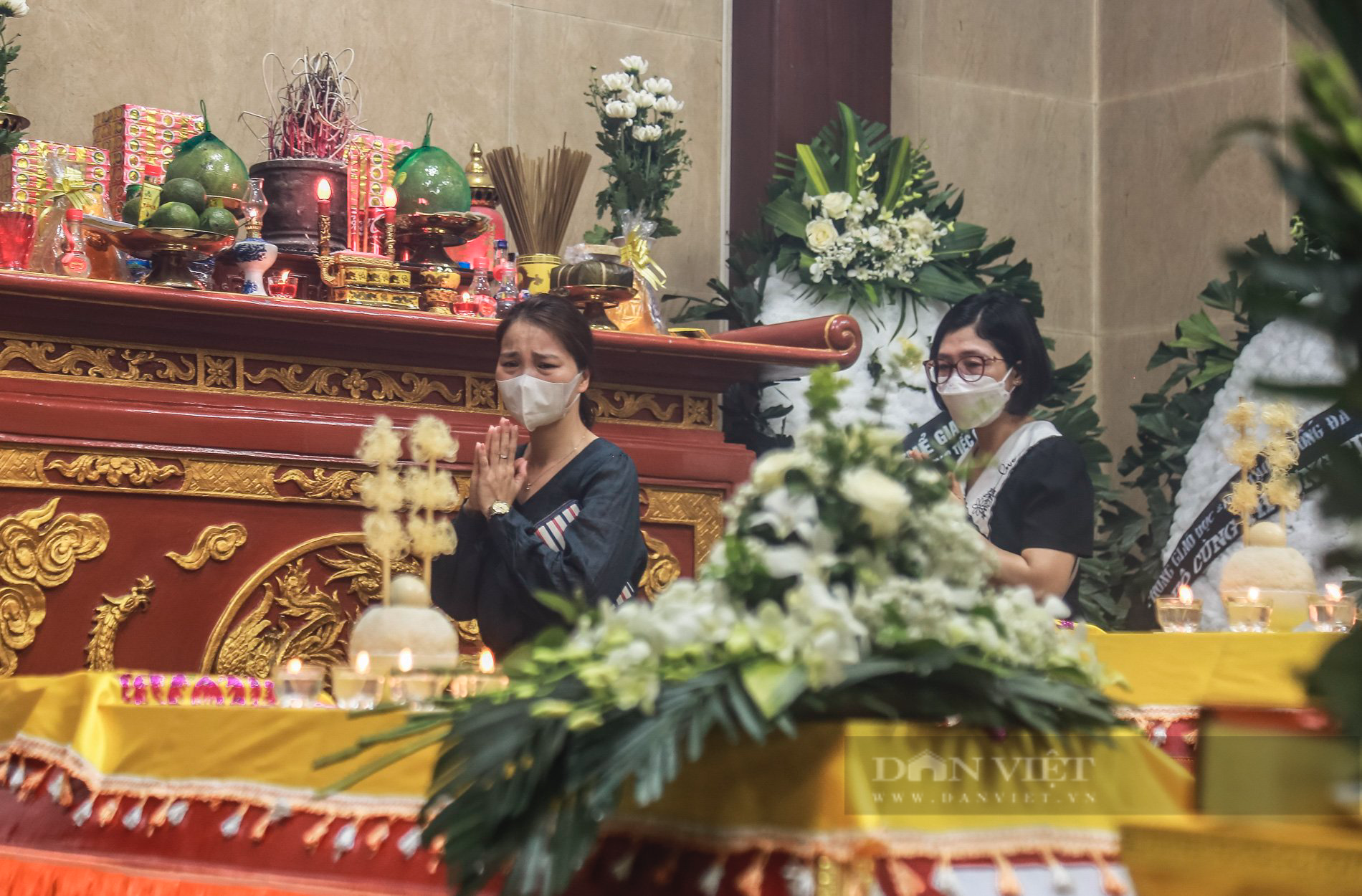 Đẫm nước mắt đám tang 3 chị em trong gia đình tử vong sau vụ cháy ở ngõ Thổ Quan, Hà Nội - Ảnh 3.