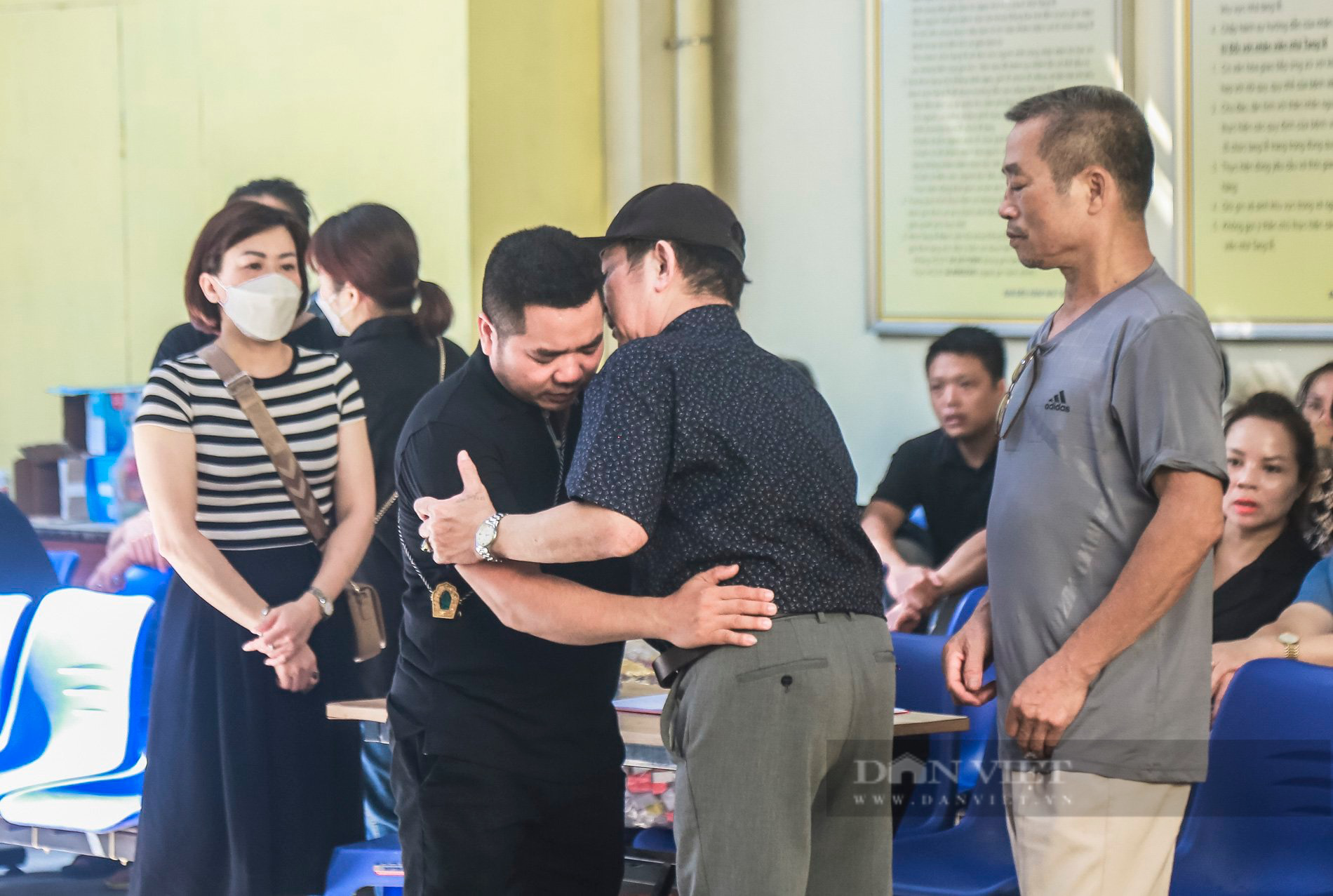 Đẫm nước mắt đám tang 3 chị em trong gia đình tử vong sau vụ cháy ở ngõ Thổ Quan, Hà Nội - Ảnh 5.