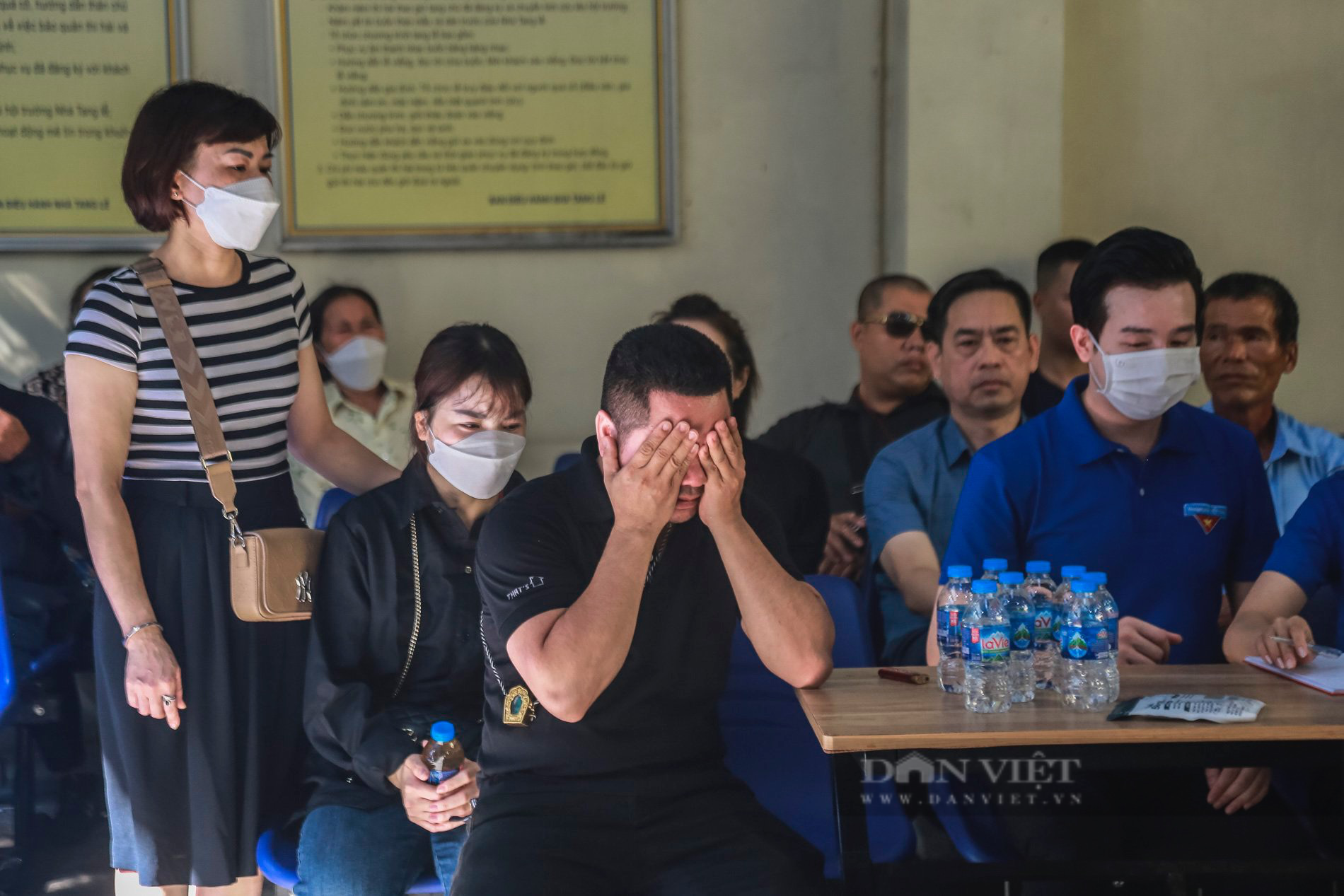 Đẫm nước mắt đám tang 3 chị em trong gia đình tử vong sau vụ cháy ở ngõ Thổ Quan, Hà Nội - Ảnh 6.