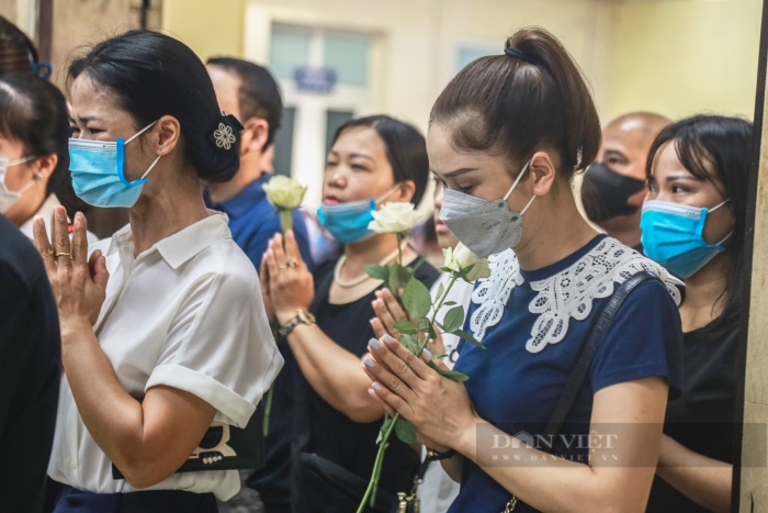 Đẫm nước mắt đám tang 3 chị em trong gia đình tử vong sau vụ cháy ở ngõ Thổ Quan, Hà Nội - Ảnh 8.