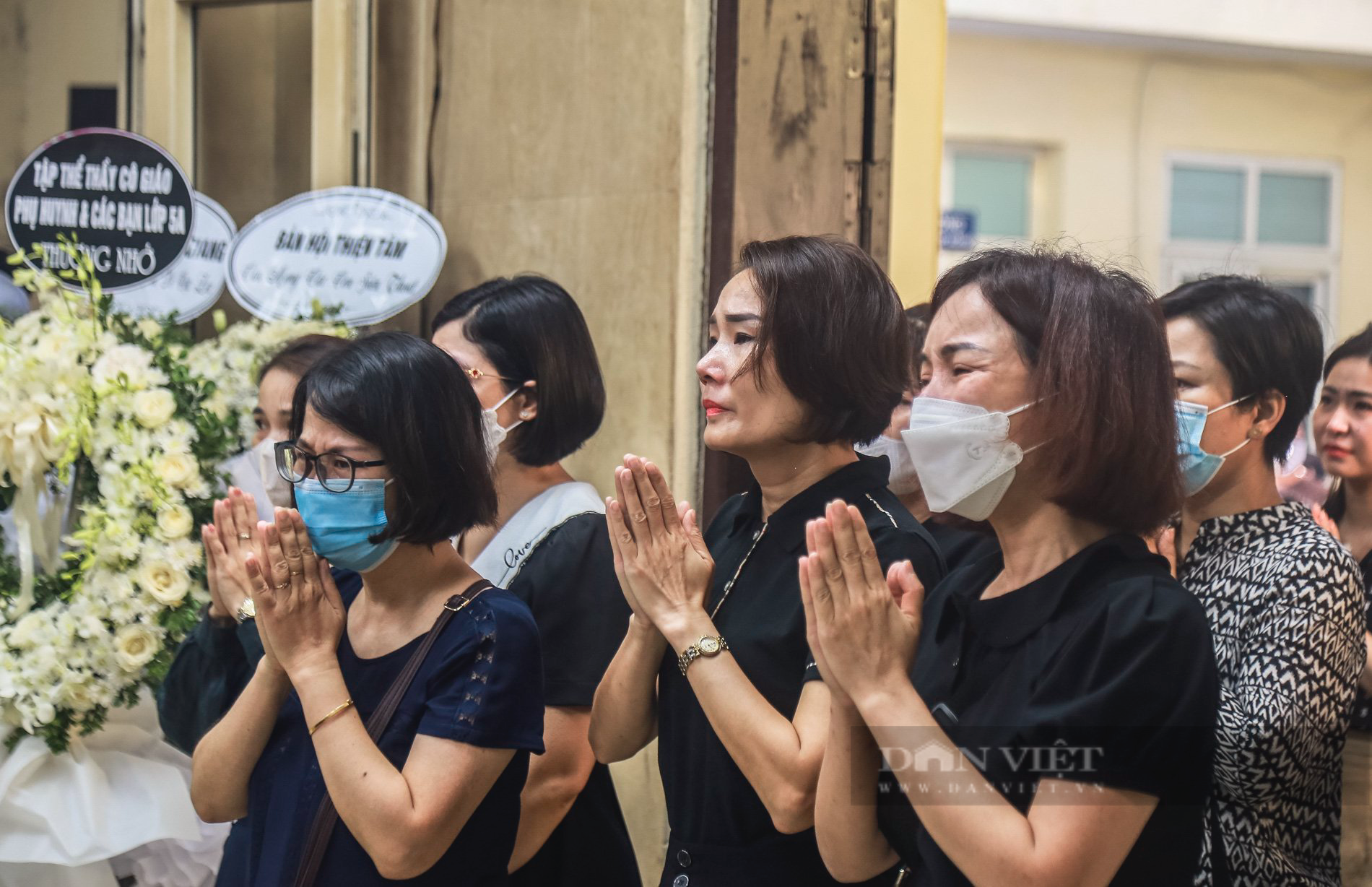 Đẫm nước mắt đám tang 3 chị em trong gia đình tử vong sau vụ cháy ở ngõ Thổ Quan, Hà Nội - Ảnh 9.