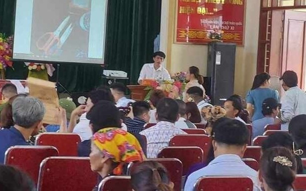 Phó Chủ tịch UBND huyện Quỳnh Lưu (Nghệ An) &quot;bất ngờ&quot; về việc em trai đấu giá trúng 23 lô đất