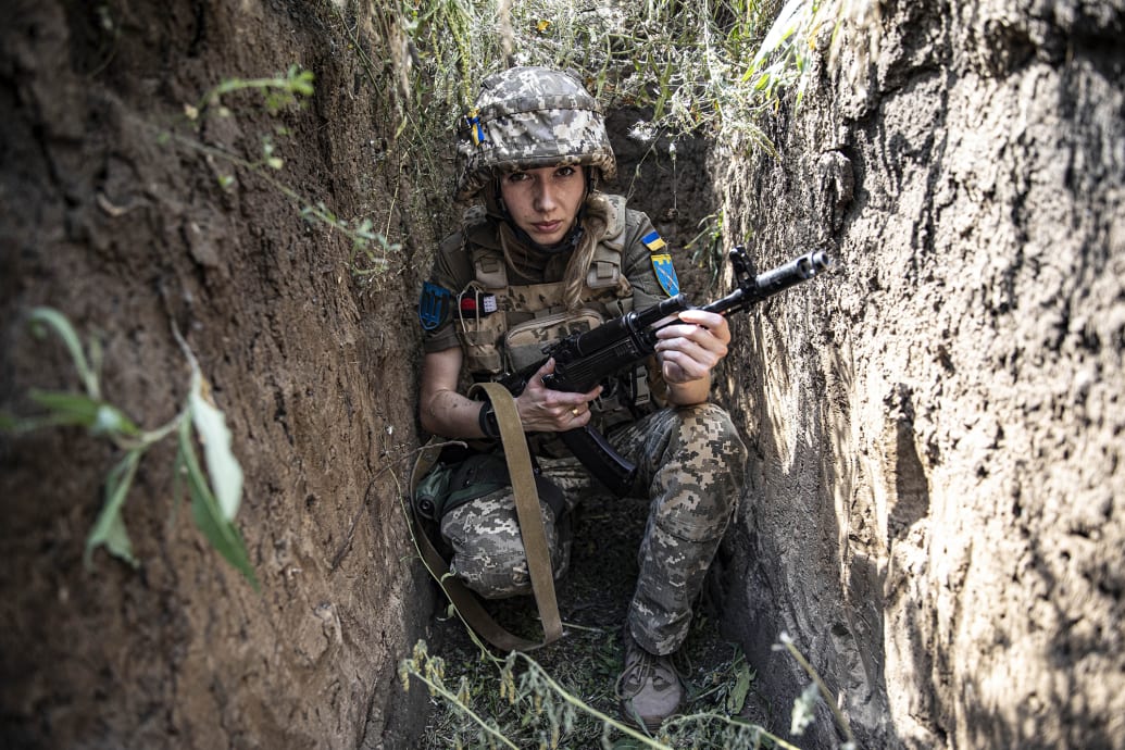 Các nữ binh sĩ Ukraine tiết lộ bí mật đau đớn trong hơn 1 năm chiến đấu chống lại Nga - Ảnh 1.