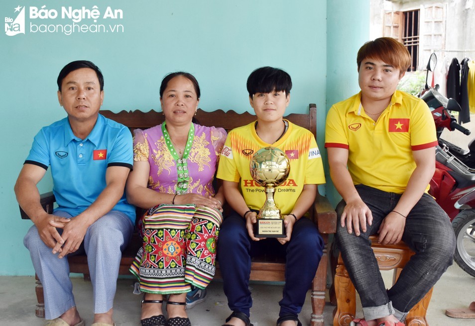 Cô gái dân tộc Thái quê Nghệ An dự World Cup bóng đá nữ - Ảnh 1.