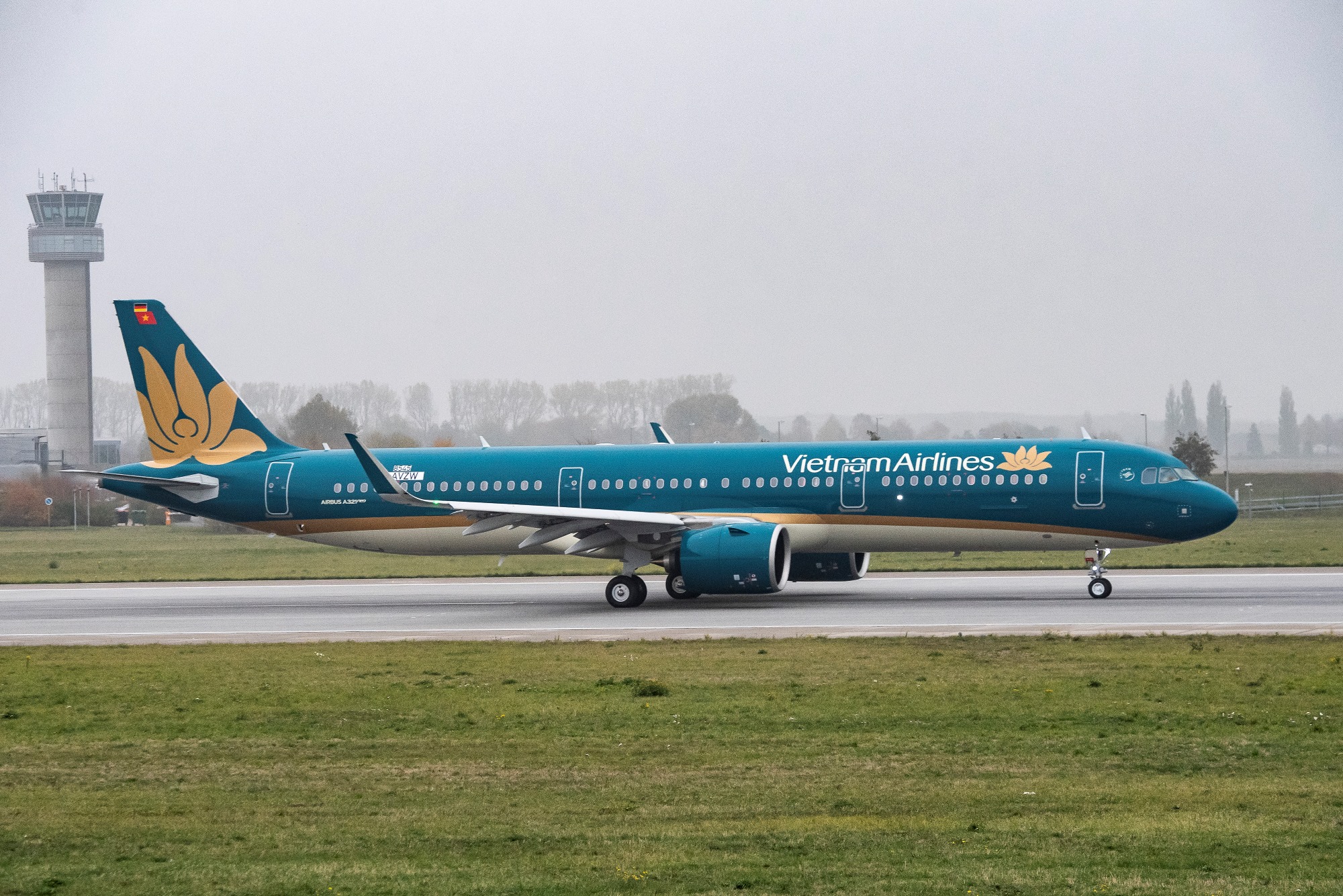 Vietnam Airlines rao bán 3 máy bay A321, giá khởi điểm hơn 356 tỷ đồng - Ảnh 1.