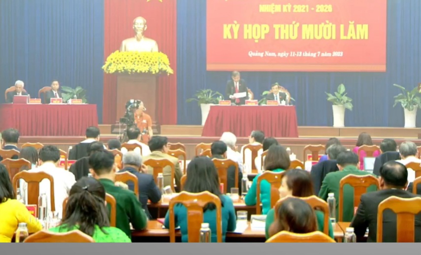 HĐND tỉnh Quảng Nam tạm dừng cuộc họp vì sự cố khói xuất hiện trong hội trường - Ảnh 2.