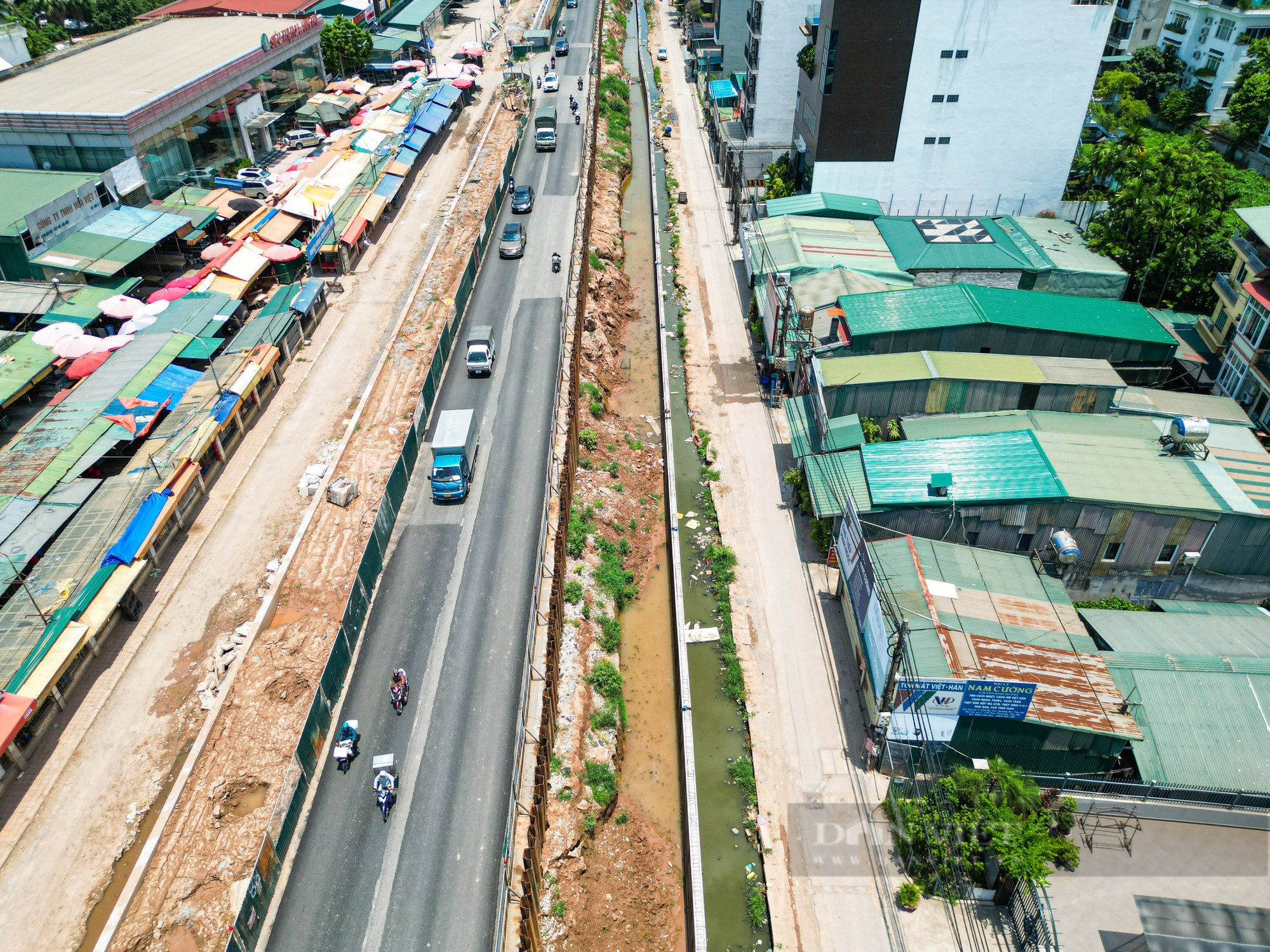 Cận cảnh đoạn đê trên đường Âu Cơ được Hà Nội yêu cầu đắp lại để bảo đảm an toàn chống lũ - Ảnh 1.