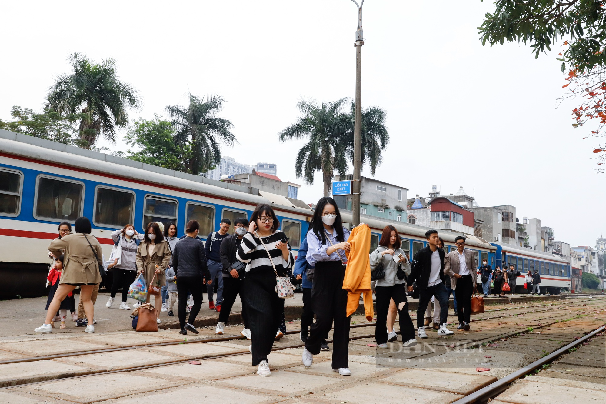 Giới trẻ Hà Nội đổ xô đi tàu hỏa để trải nghiệm “food tour Hải Phòng”  - Ảnh 8.