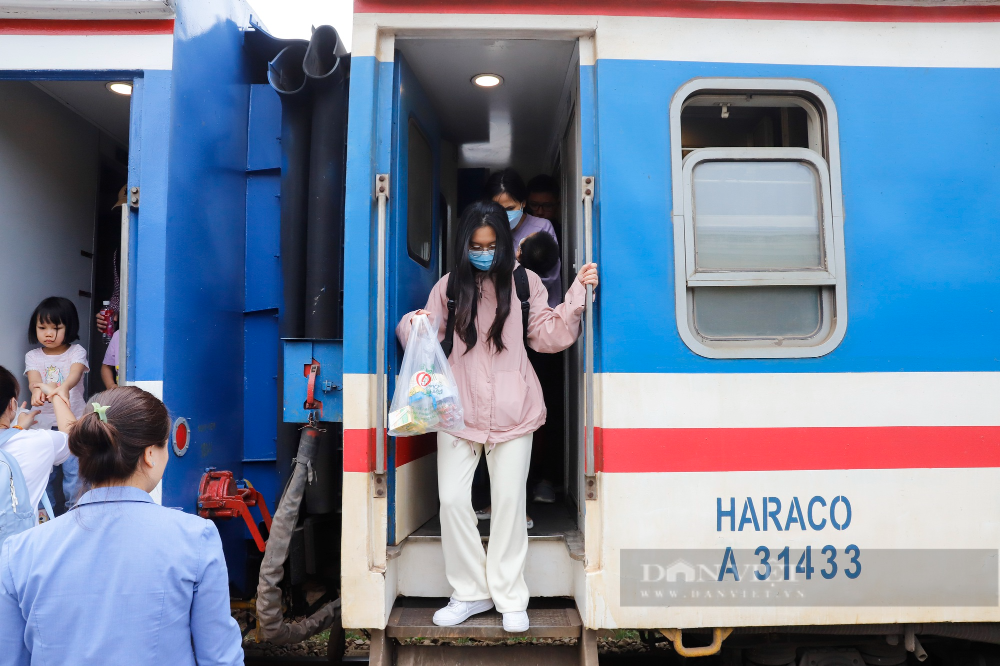 Giới trẻ Hà Nội đổ xô đi tàu hỏa để trải nghiệm “food tour Hải Phòng”  - Ảnh 6.