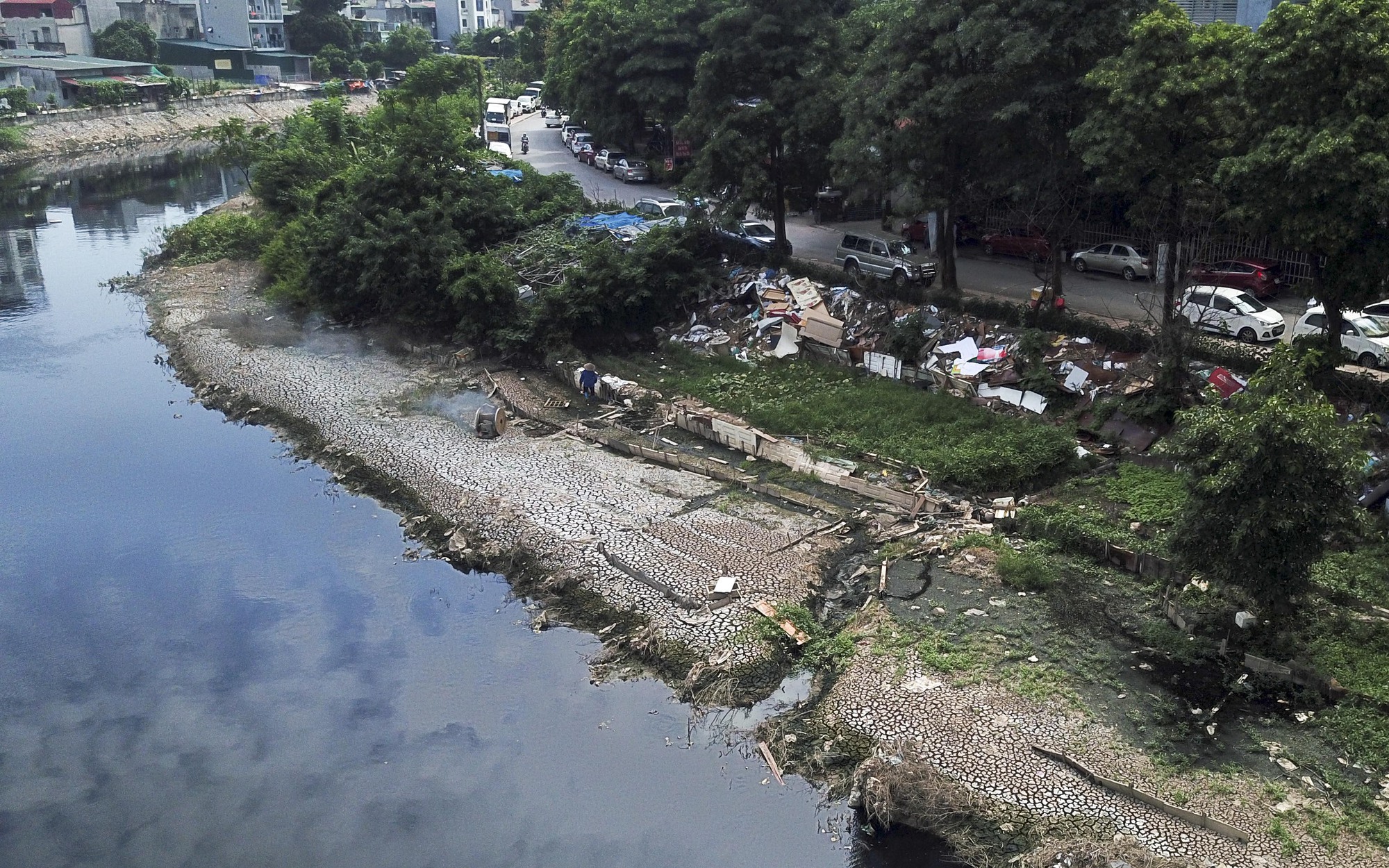 Sông Nhuệ ngày càng ô nhiễm, nhiều điểm lòng sông đang bị thu hẹp