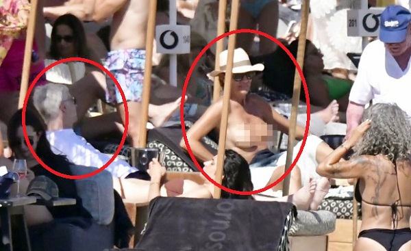 Đi biển với bồ trẻ, HLV Wenger chăm chú nhìn cô gái ngực trần - Ảnh 1.