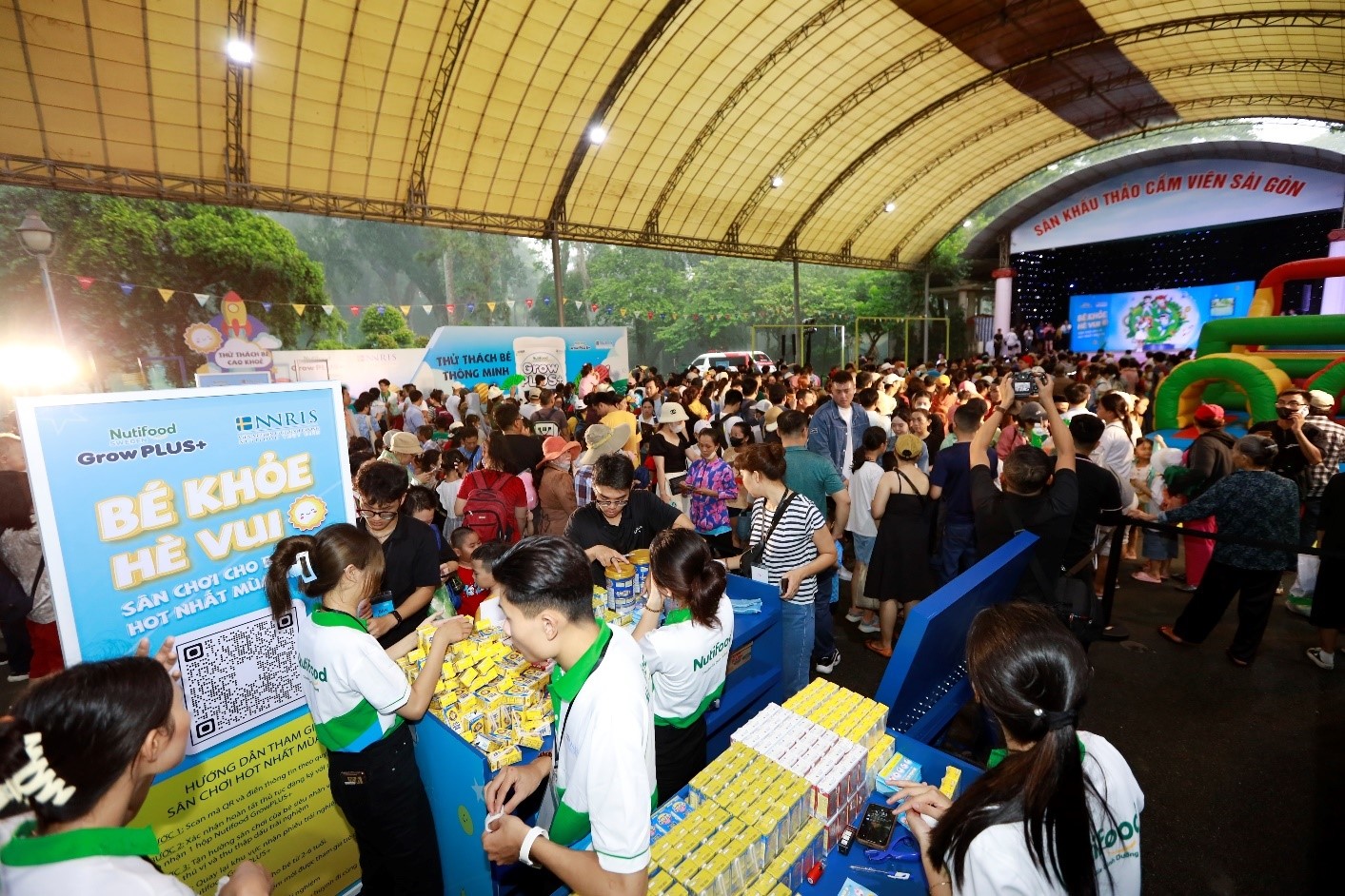 Hàng ngàn trẻ em Việt hứng khởi khám phá hè sôi động tại Thảo cầm viên Sài Gòn - Ảnh 1.
