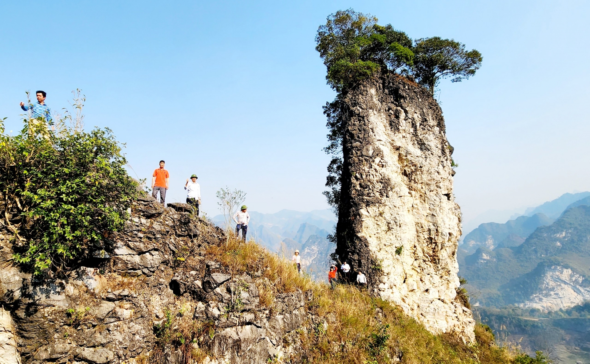 Triền núi này ở Hà Giang có cái cột đá cô đơn hình thù lạ, nhiều người lên xem - Ảnh 1.