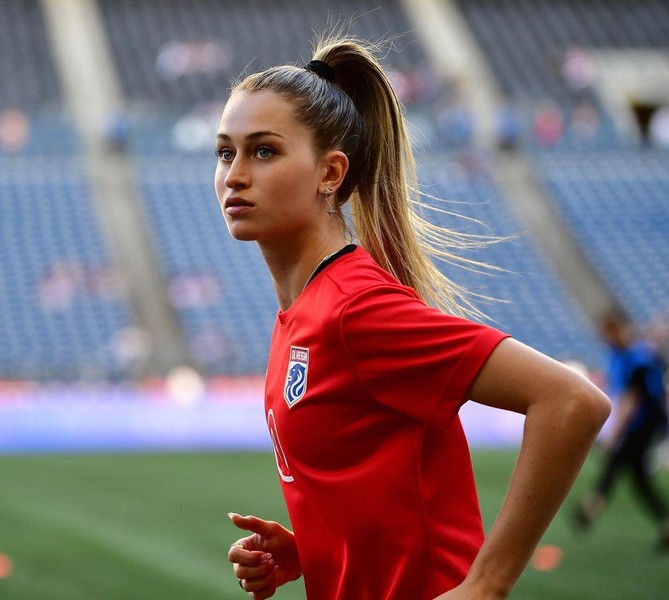 Sắc vóc nữ cầu thủ gợi cảm nhất thế giới dự World Cup 2023 - Ảnh 1.