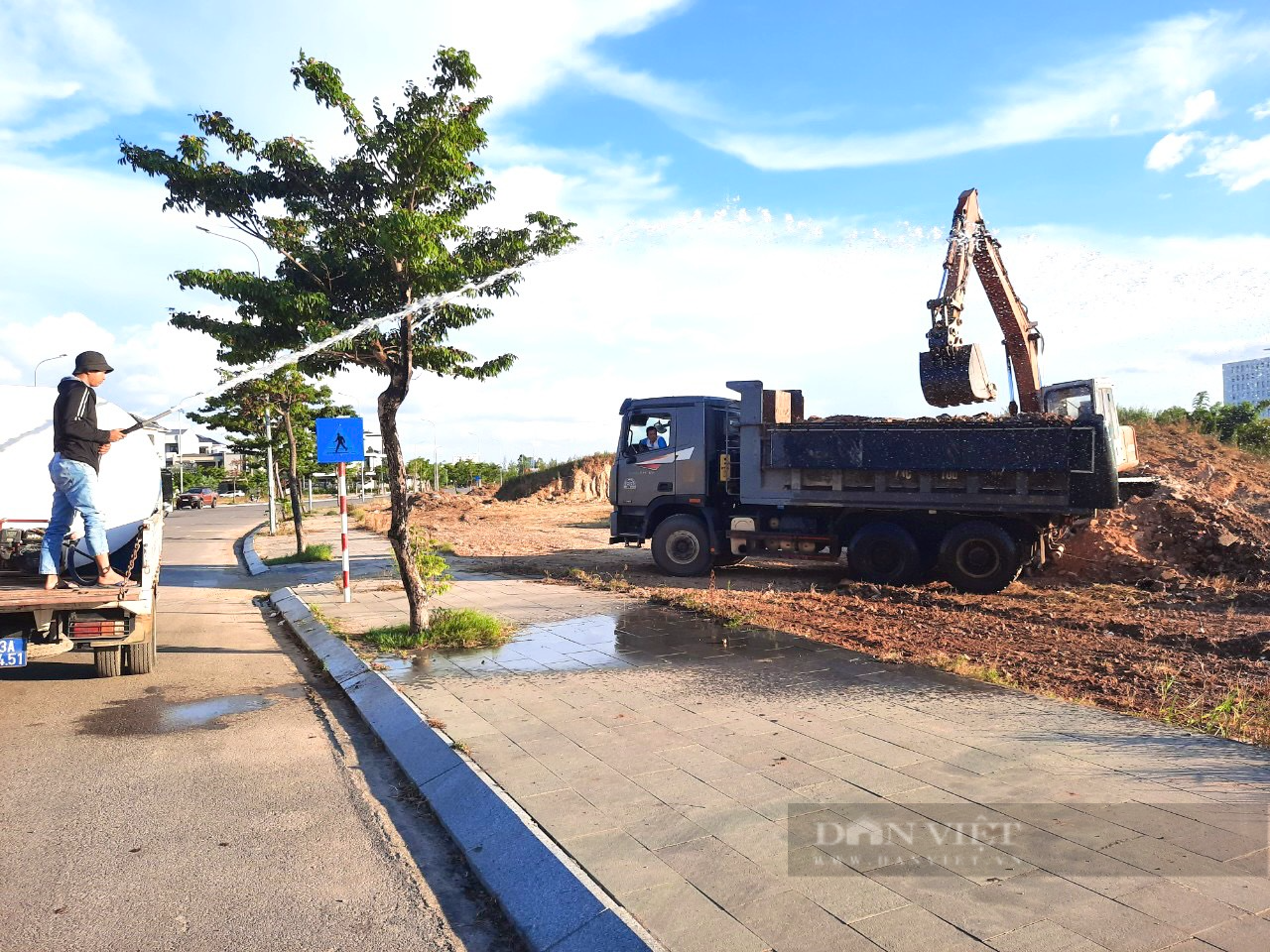 Vụ xe biển xanh đổ thải bừa trái quy định: Trung tâm Công viên - Cây xanh Đồng Hới đã tới dọn sạch - Ảnh 1.