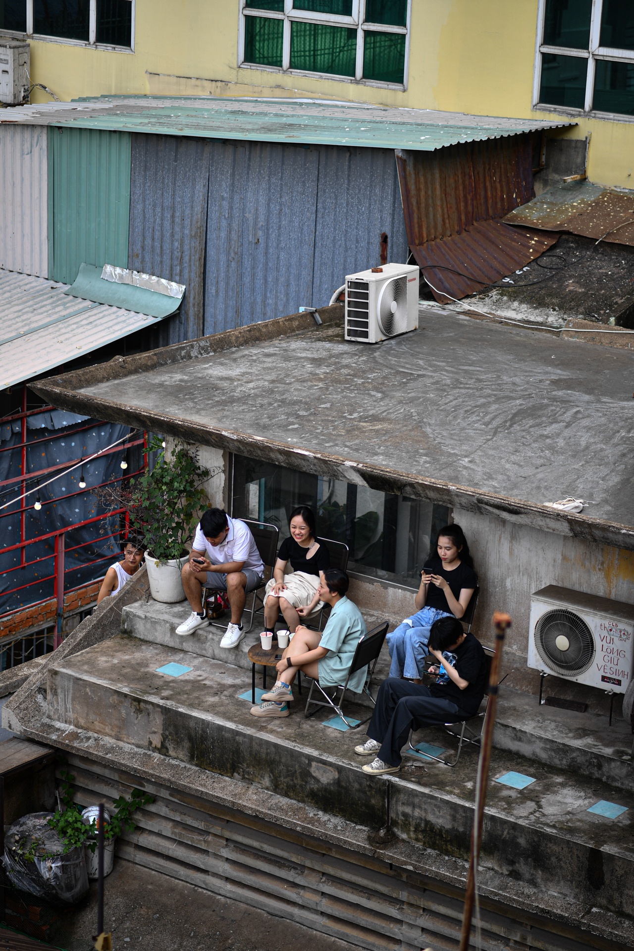Giới trẻ TP.HCM ngồi cà phê trên mái nhà - Ảnh 4.