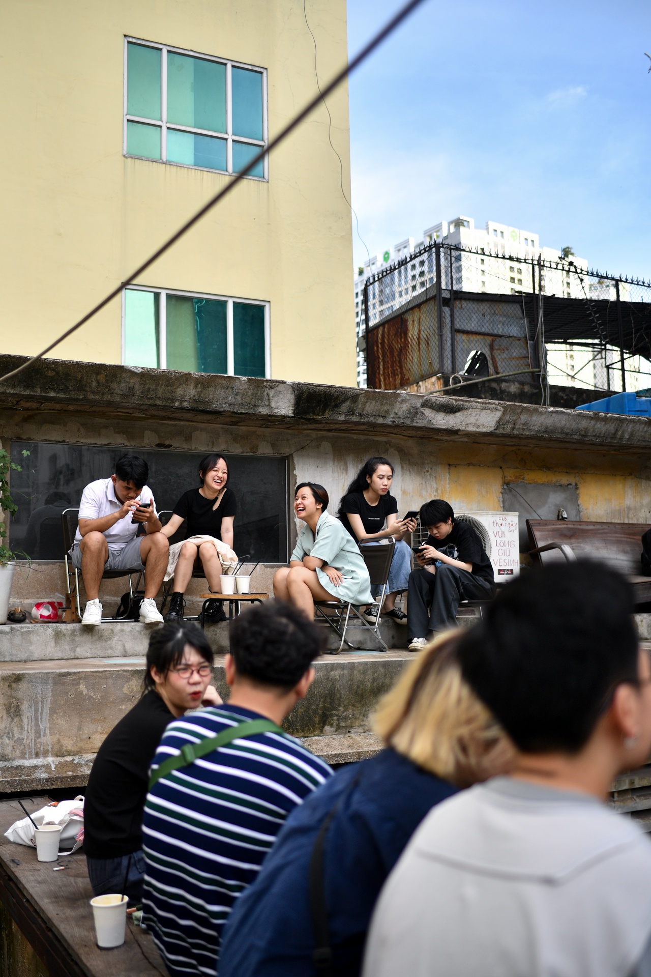 Giới trẻ TP.HCM ngồi cà phê trên mái nhà - Ảnh 6.