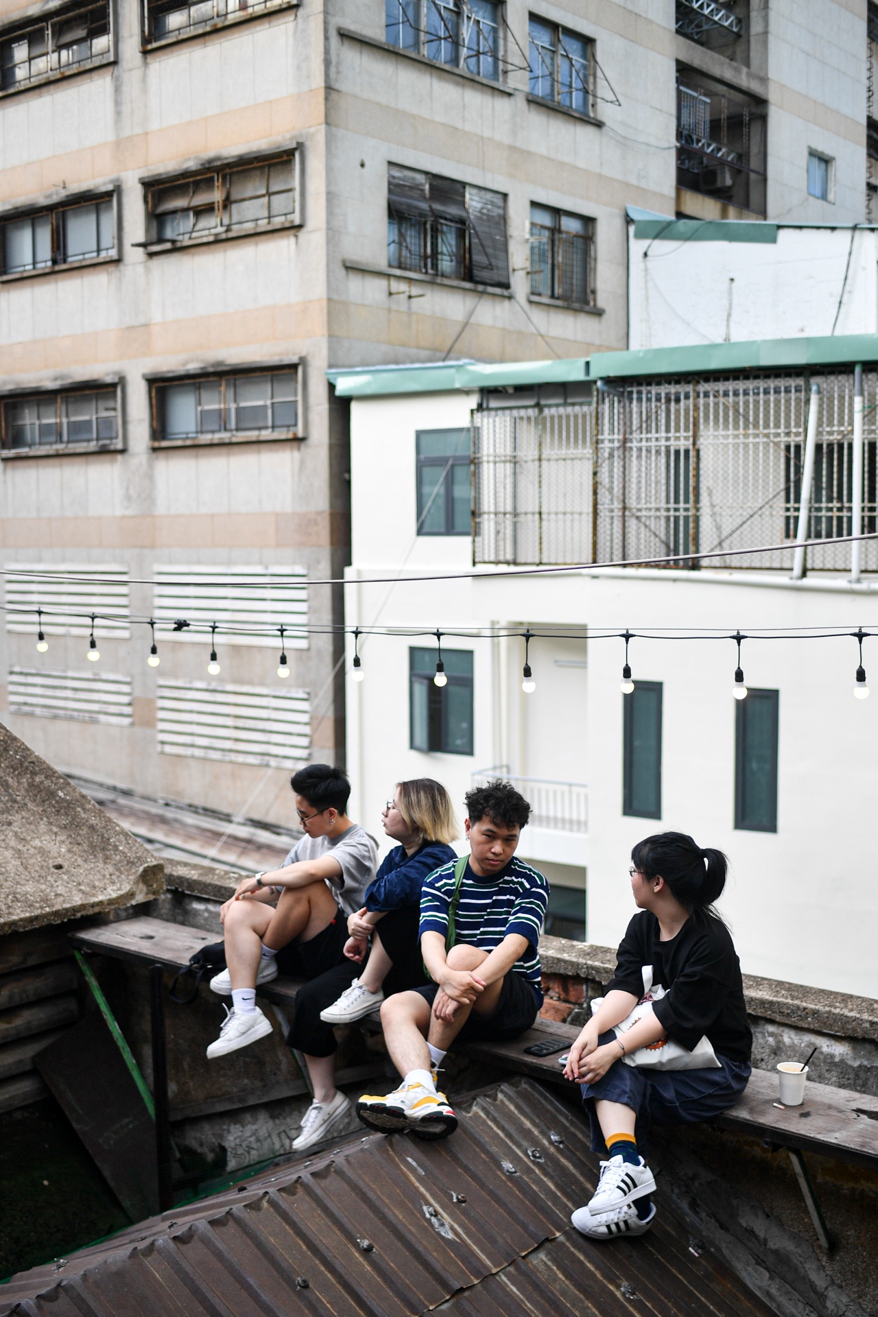 Giới trẻ TP.HCM ngồi cà phê trên mái nhà - Ảnh 8.