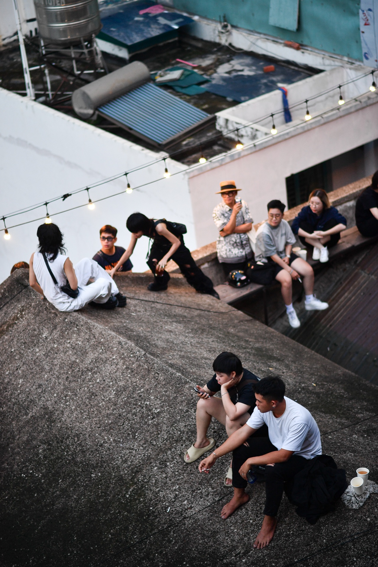 Giới trẻ TP.HCM ngồi cà phê trên mái nhà - Ảnh 2.
