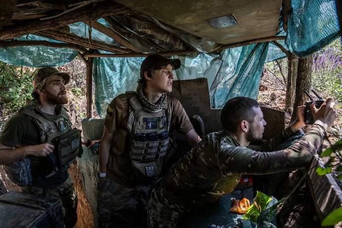 Ukraine bắt được cả nhóm lính dù tinh nhuệ Nga, gồng mình bẽ gãy phòng tuyến kiên cố khổng lồ của Moscow - Ảnh 2.