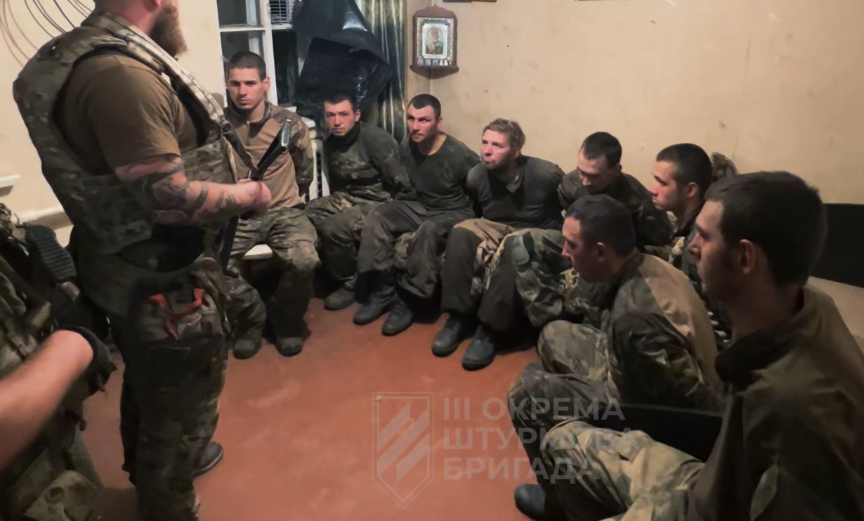 Ukraine bắt được cả nhóm lính dù tinh nhuệ Nga, gồng mình bẽ gãy phòng tuyến kiên cố khổng lồ của Moscow - Ảnh 1.
