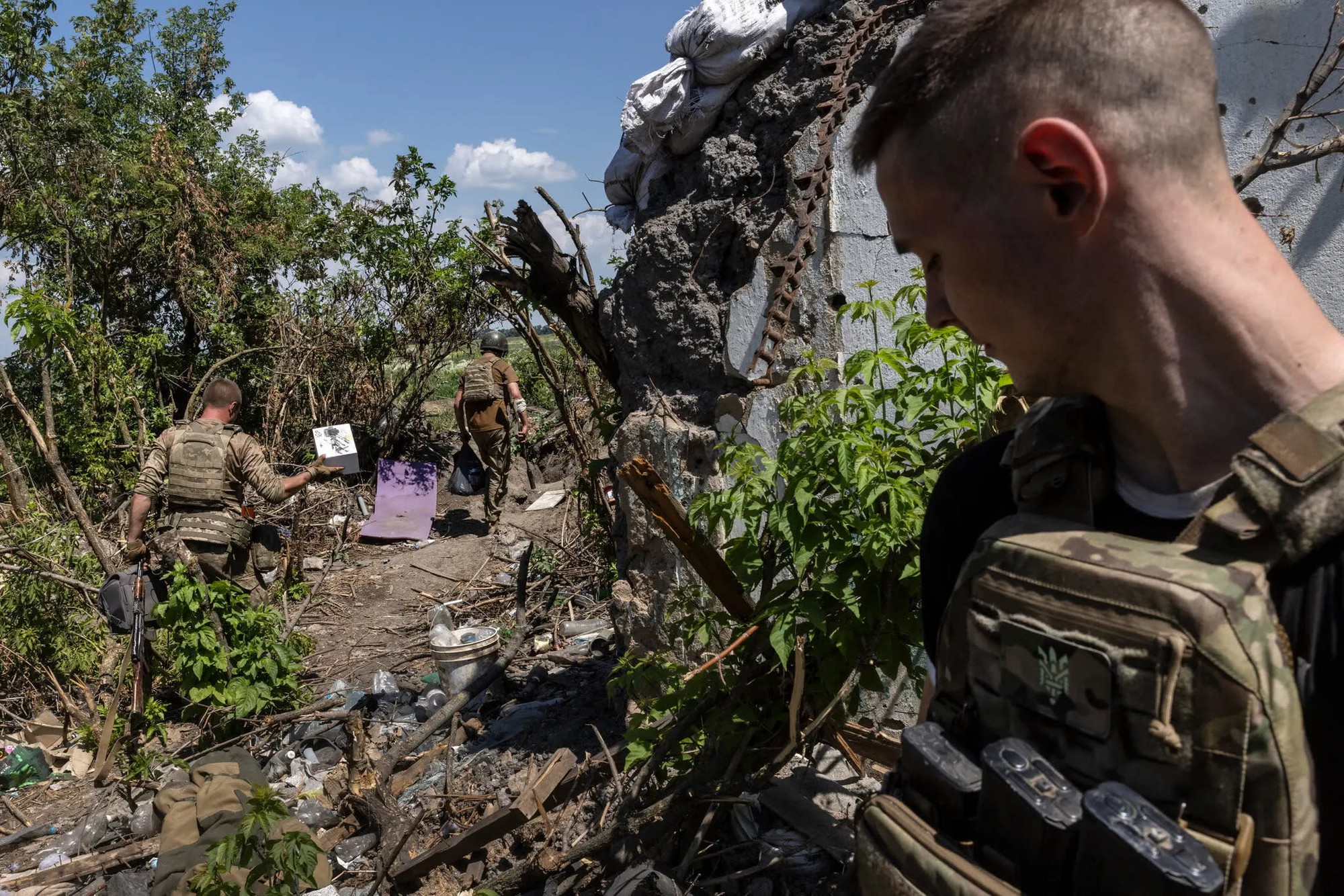Lính Ukraine 'sốc tận óc' khi thấy những thứ lính Nga để lại trong chiến hào - Ảnh 1.