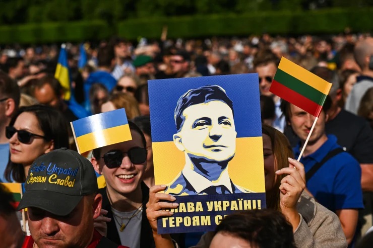 TT Ukraine Zelensky được chào đón như ngôi sao nhạc rock ở Vilnius khi dự Hội nghị thượng đỉnh NATO  - Ảnh 1.